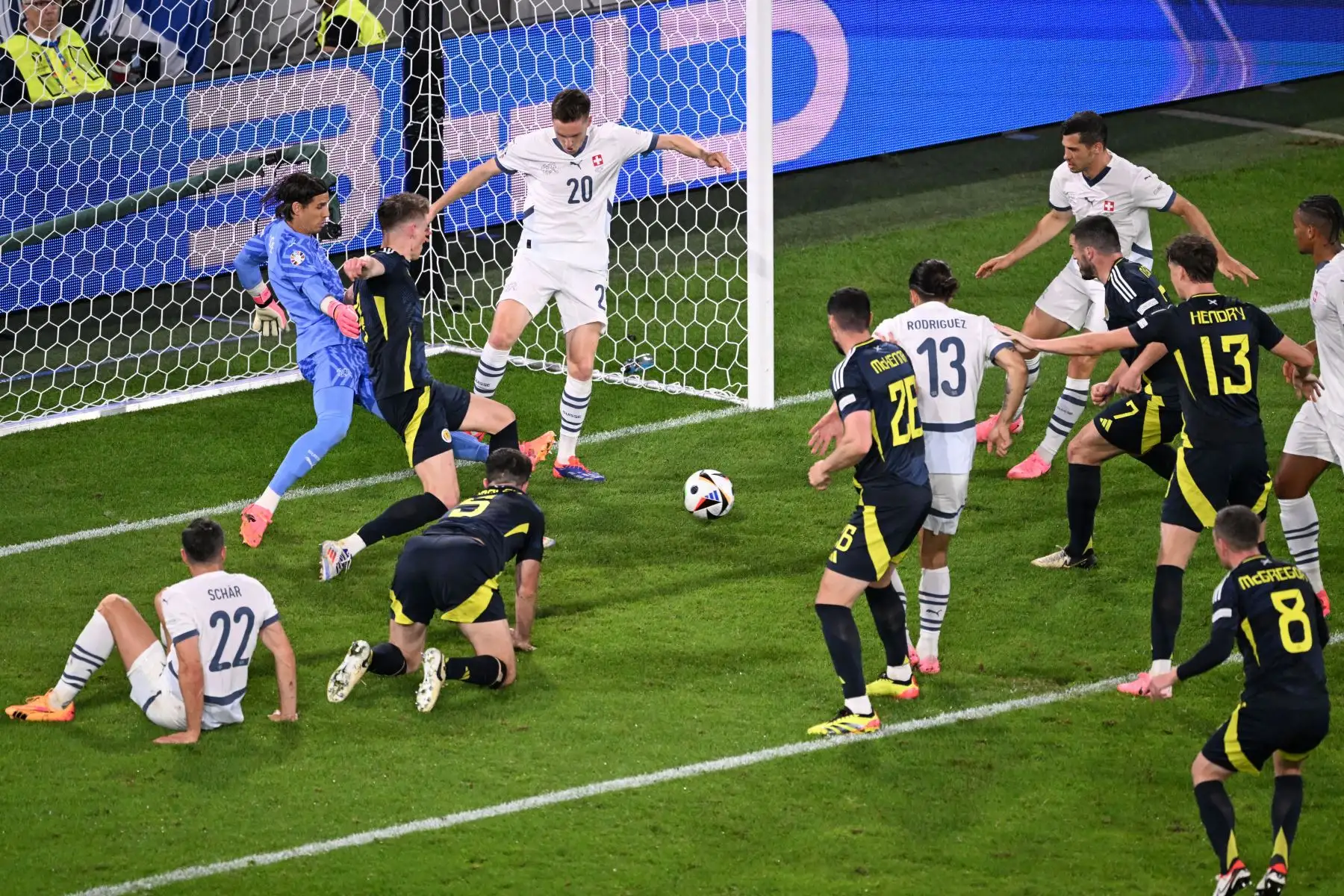 La defensa de Suiza salva durante el partido de fútbol del Grupo A de la UEFA Euro 2024 entre Escocia y Suiza en el estadio de Colonia. 
Foto: ANDINA/AFP