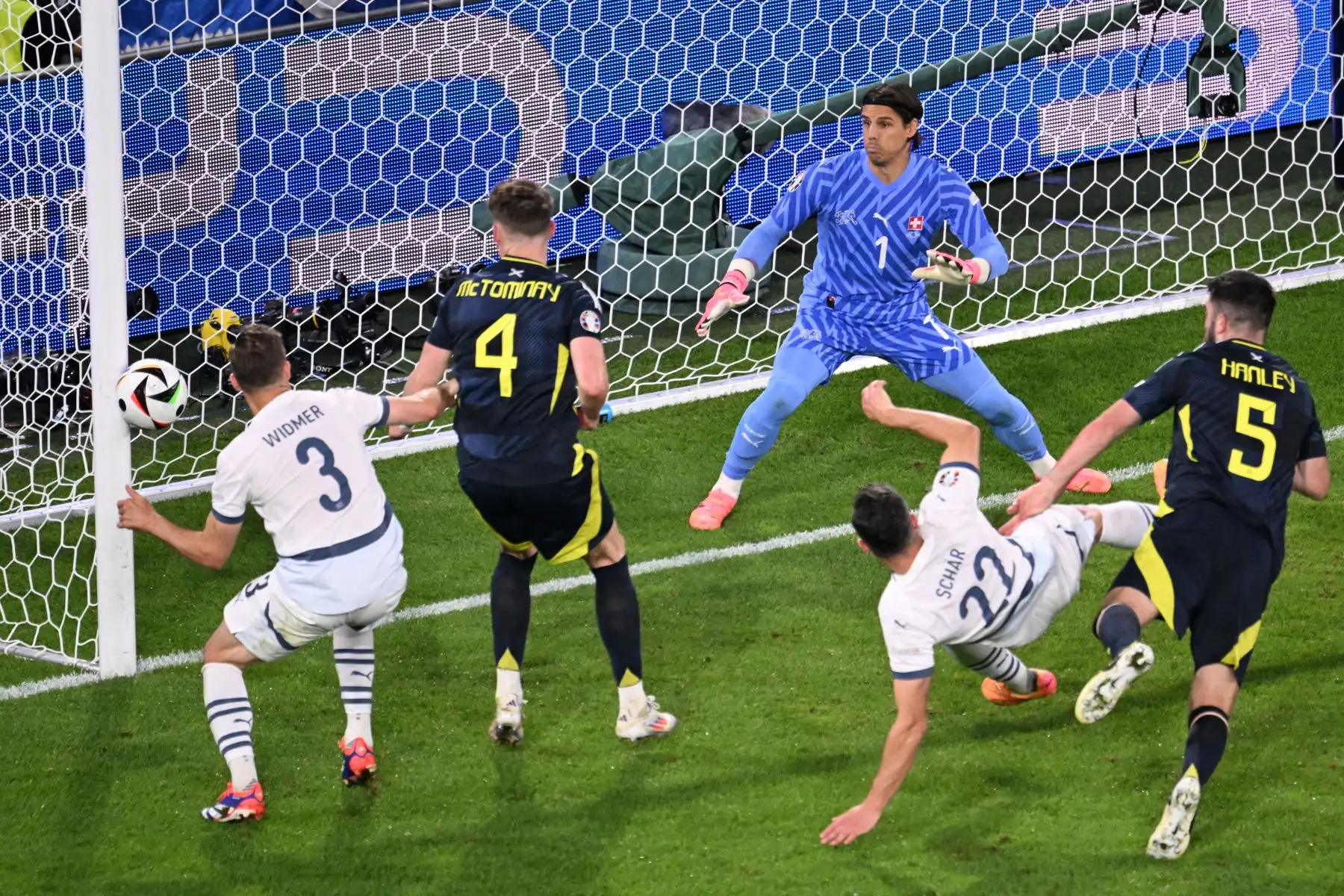 El defensor escocés Grant Hanley encabeza los balones y golpea el poste durante el partido de fútbol del Grupo A de la UEFA Euro 2024 entre Escocia y Suiza en el estadio de Colonia. Foto: ANDINA/AFP