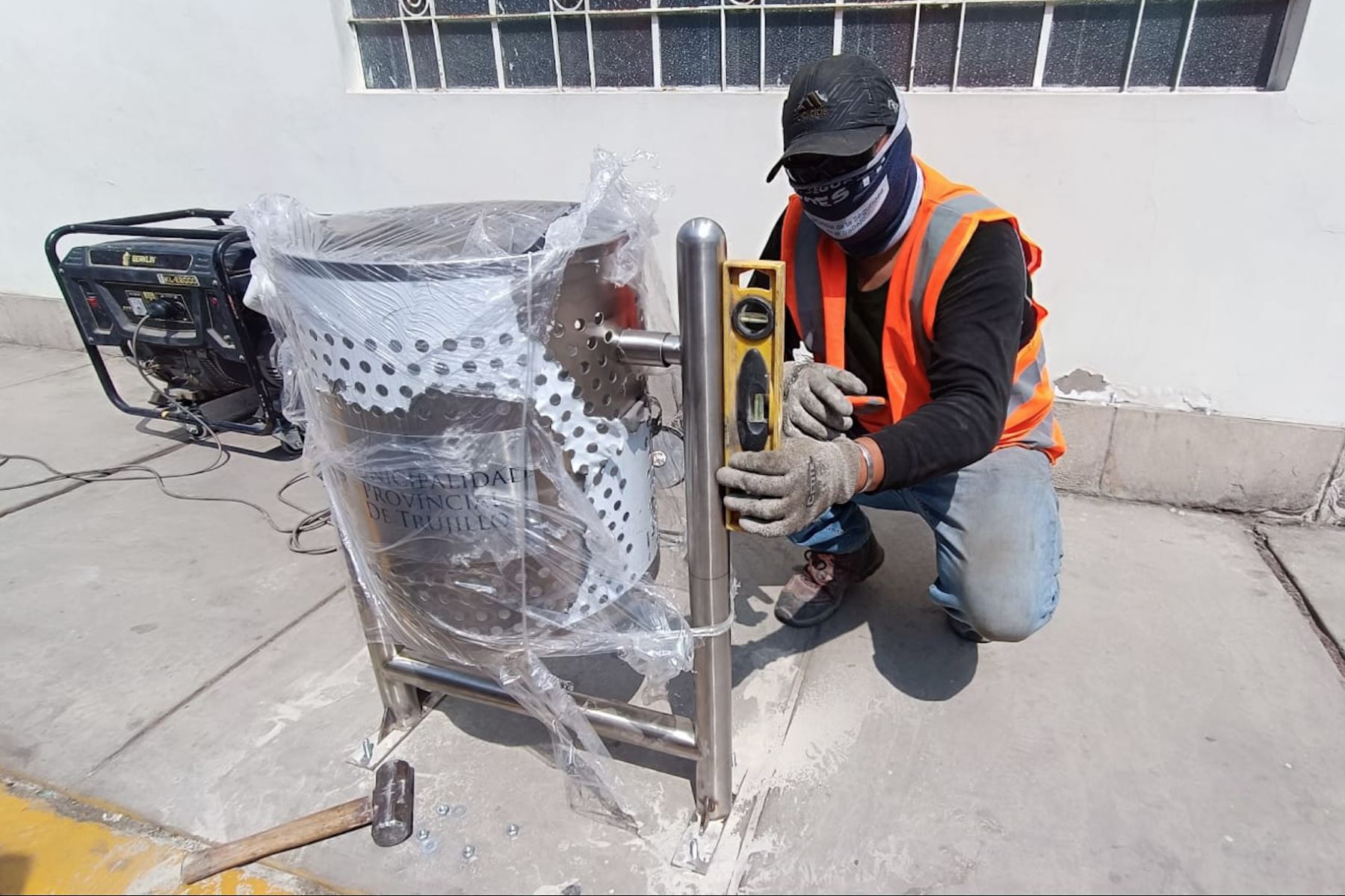 La instalación de las papeleras de acero facilitará una mejor disposición de residuos sólidos. Foto: ANDINA/Difusión