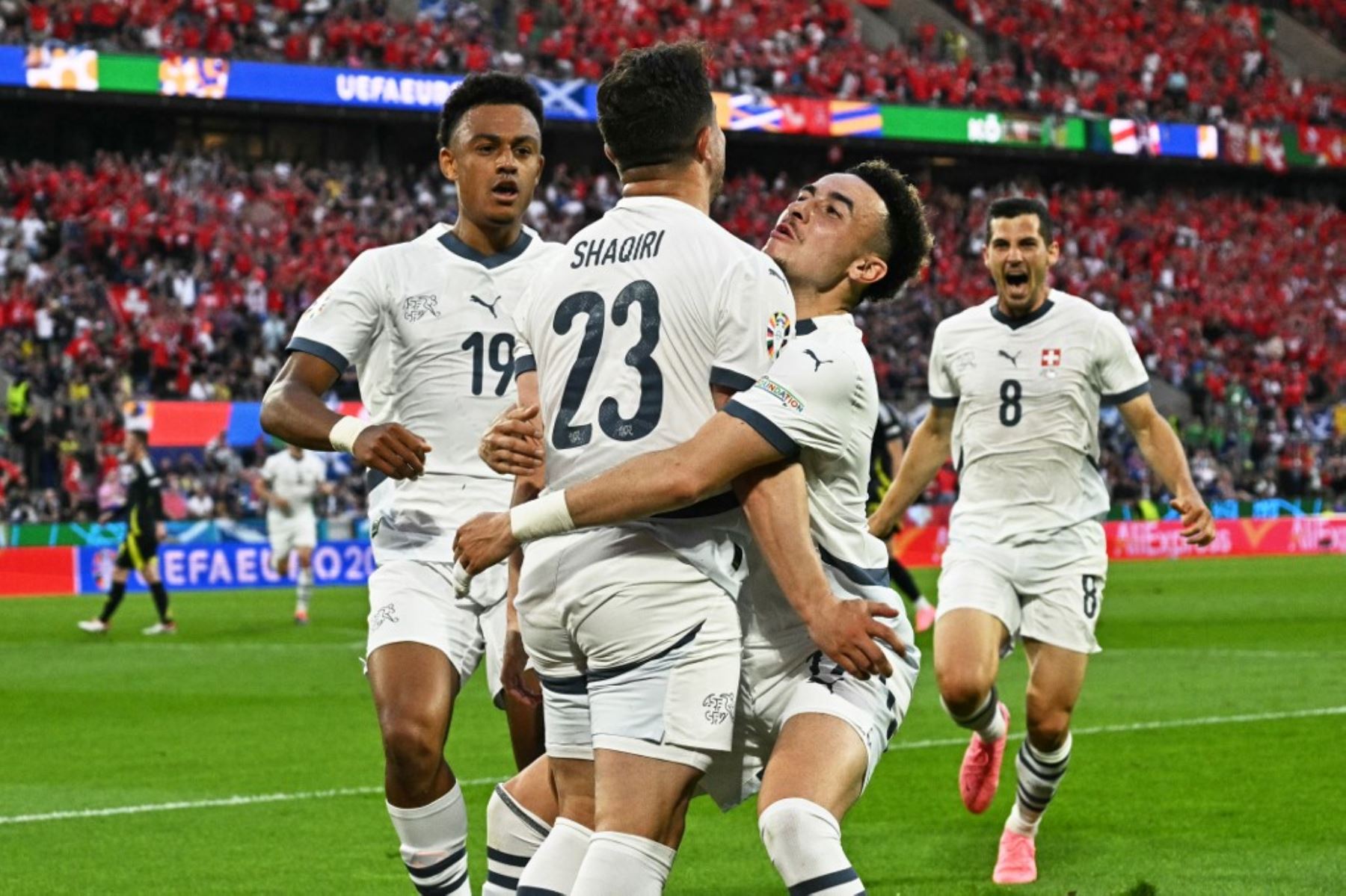 Xherdan Shaqiri anota el gol de Suiza y es festejado por todos su compañeros