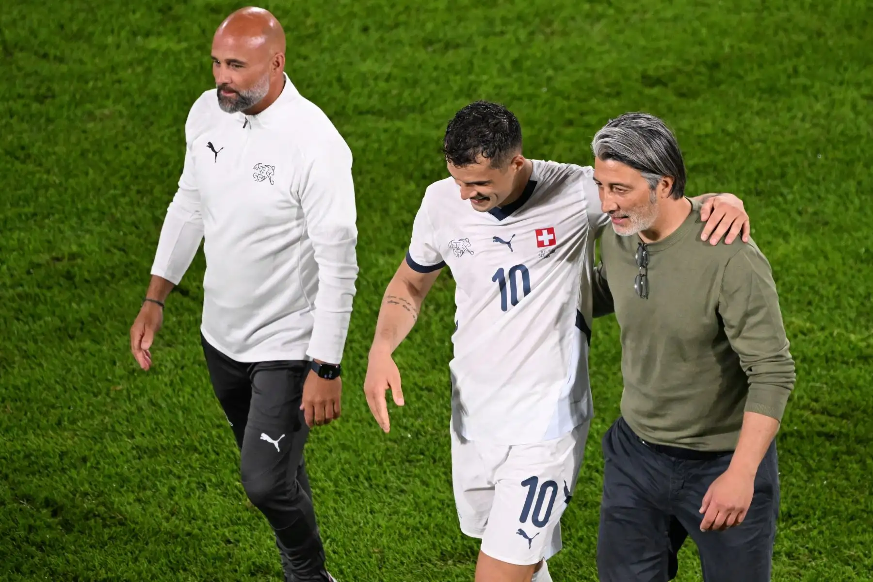 El centrocampista suizo Granit Xhaka anima al entrenador suizo Murat Yakin al final del partido de fútbol del Grupo A de la UEFA Euro 2024 entre Escocia y Suiza en el estadio de Colonia. Foto: ANDINA/AFP