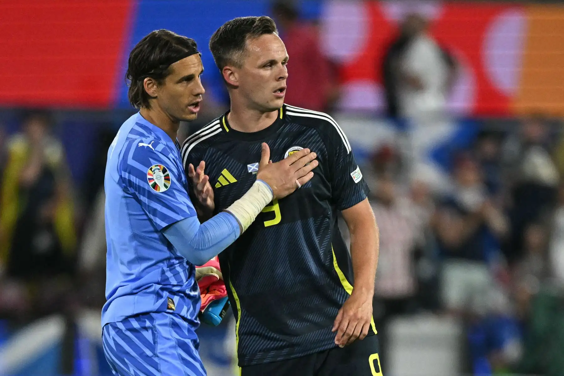El portero suizo Yann Sommer  anima al delantero escocés Lawrence Shankland al final del partido de fútbol del Grupo A de la UEFA Euro 2024 entre Escocia y Suiza en el estadio de Colonia. Foto: ANDINA/AFP