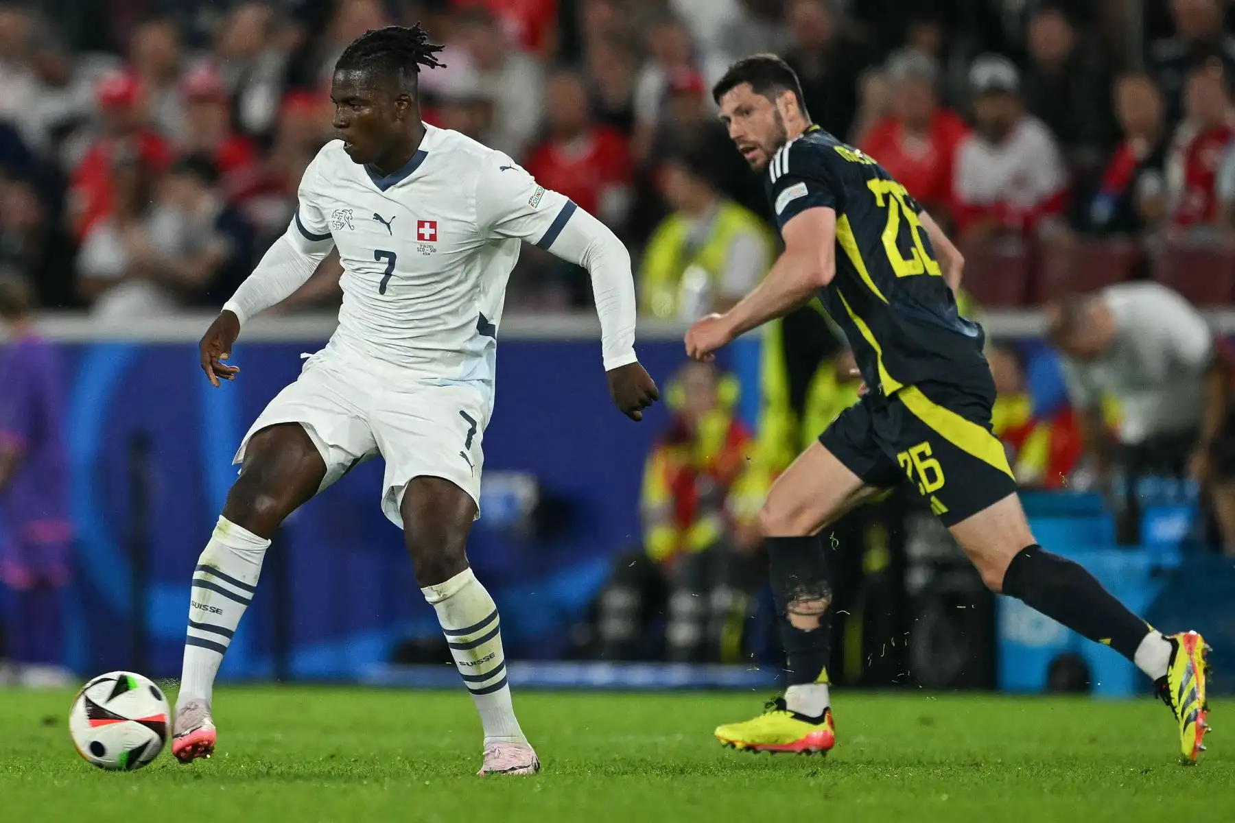 El delantero suizo Breel Embolo pasa el balón durante el partido de fútbol del Grupo A de la UEFA Euro 2024 entre Escocia y Suiza en el estadio de Colonia. Foto: ANDINA/AFP