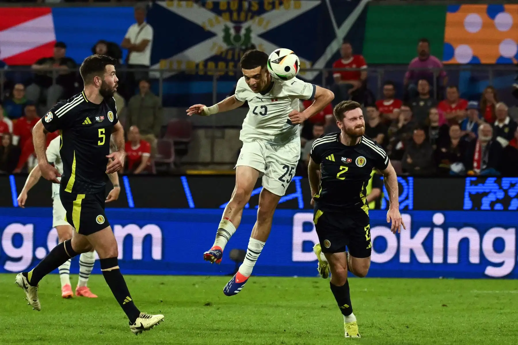 El delantero suizo Zeki Amdouni encabeza el balón durante el partido de fútbol del Grupo A de la UEFA Euro 2024 entre Escocia y Suiza en el estadio de Colonia. Foto: ANDINA/AFP