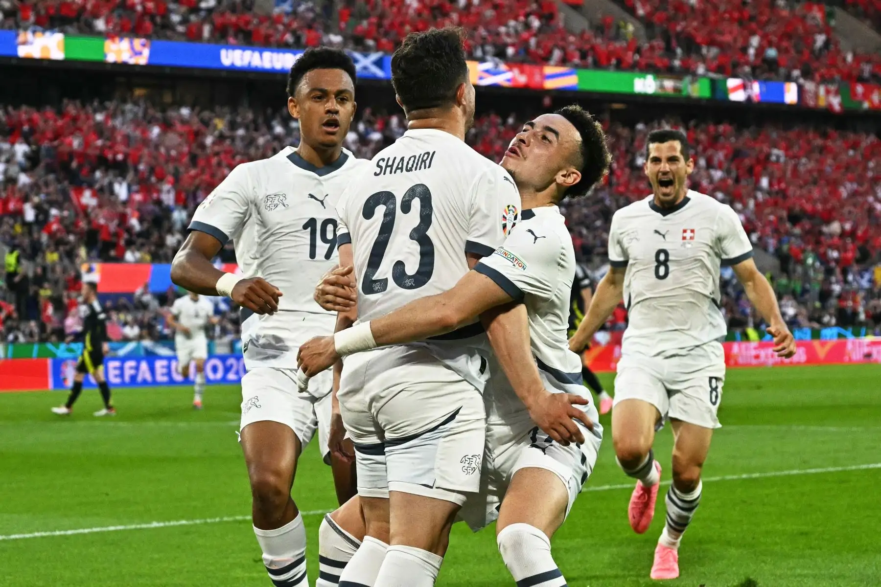 El centrocampista suizo Xherdan Shaqiri celebra con sus compañeros después de marcar el primer gol de su equipo durante el partido de fútbol del Grupo A de la UEFA Euro 2024 entre Escocia y Suiza en el estadio de Colonia. Foto: ANDINA/AFP