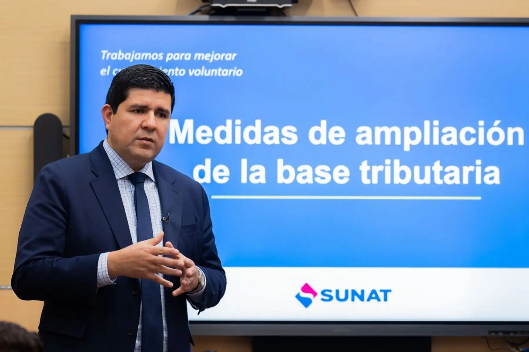 Jefe de la Sunat ,Gerardo López Gonzales, explica las nuevas medidas para ampliar la base de contribuyentes. Foto: Cortesía.