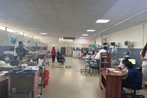 Se evidenció la presencia de aguas servidas al costado del servicio de pediatría, que generan olores insoportables y un foco infeccioso.