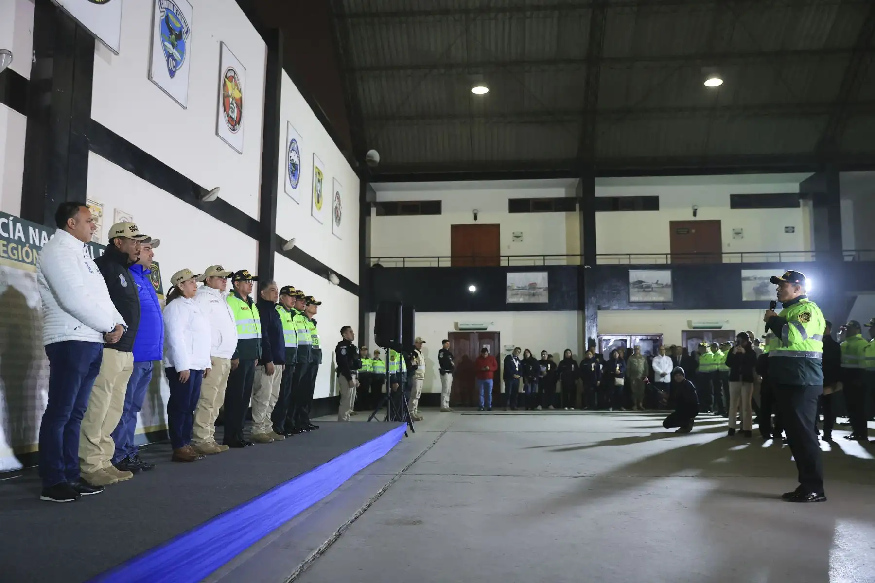 La presidenta de la República, Dina Ercilia Boluarte Zegarra, participó desde muy temprano en el operativo de la Policía Nacional del Perú "Amanecer Seguro", que se realizó en el Callao. Foto: ANDINA/Presidencia
