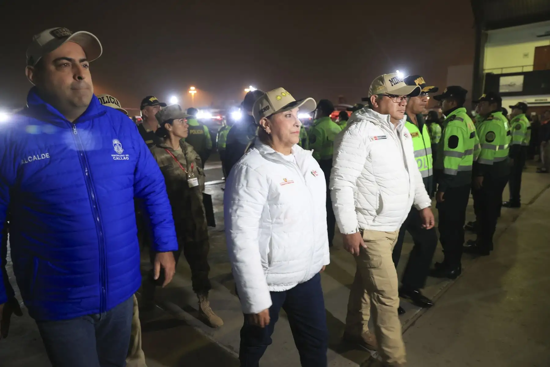 La presidenta de la República, Dina Ercilia Boluarte Zegarra, participó desde muy temprano en el operativo de la Policía Nacional del Perú "Amanecer Seguro", que se realizó en el Callao. Foto: ANDINA/Presidencia