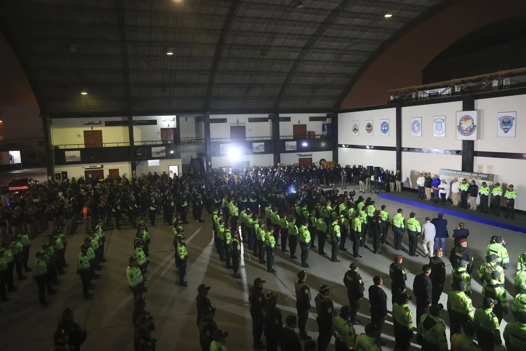 La presidenta de la República, Dina Ercilia Boluarte Zegarra, participó desde muy temprano en el operativo de la Policía Nacional del Perú "Amanecer Seguro", que se realizó en el Callao. Foto: ANDINA/Presidencia