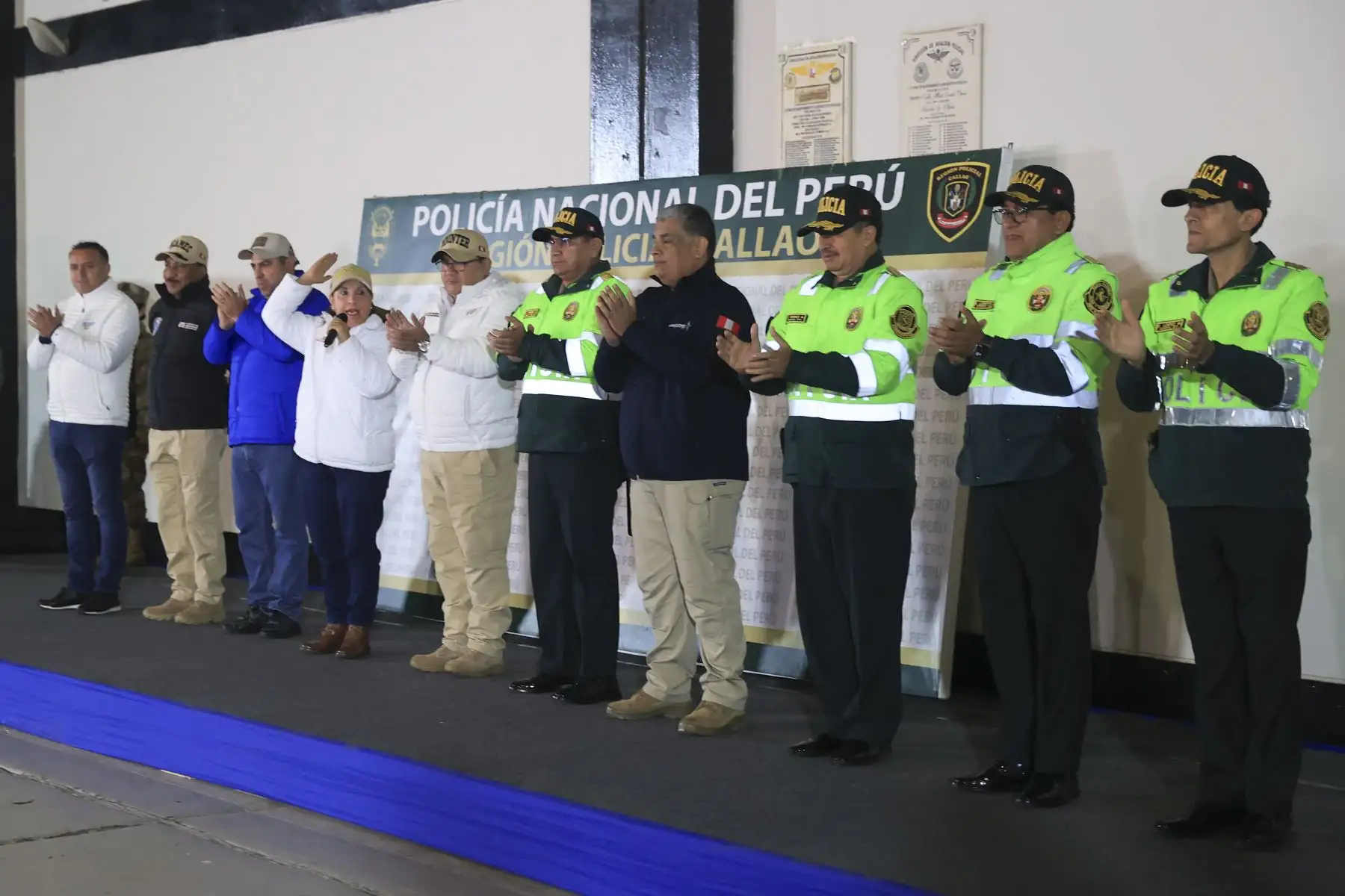 La presidenta de la República, Dina Ercilia Boluarte Zegarra, participó desde muy temprano en el operativo de la Policía Nacional del Perú "Amanecer Seguro", que se realizó en el Callao. Foto: ANDINA/Presidencia