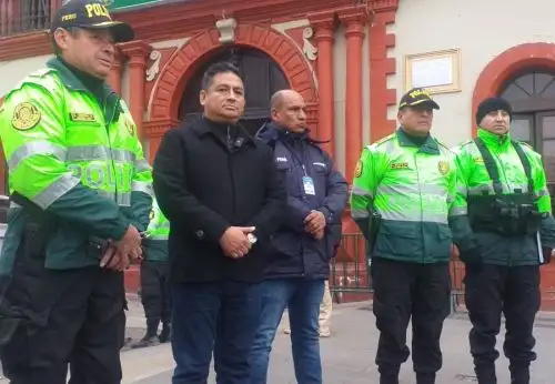 La Policía Nacional ejecutó esta madrugada el operativo Amanecer Seguro en la ciudad de Puno. La intervención contó con la participación del viceministro de Pesca y Acuicultura, Jesús Eloy Barrientos Ruiz, en representación del Gobierno. Foto: ANDINA/difusión.