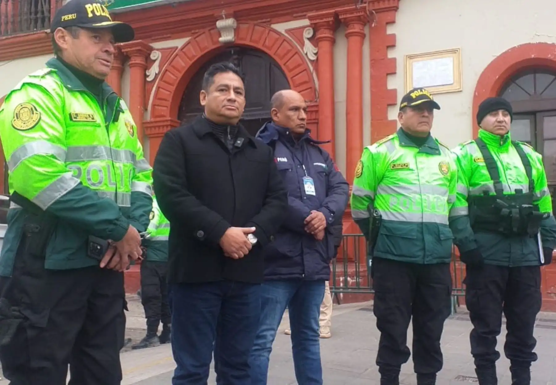 La Policía Nacional ejecutó esta madrugada el operativo Amanecer Seguro en la ciudad de Puno. La intervención contó con la participación del viceministro de Pesca y Acuicultura, Jesús Eloy Barrientos Ruiz, en representación del Gobierno. Foto: ANDINA/difusión.