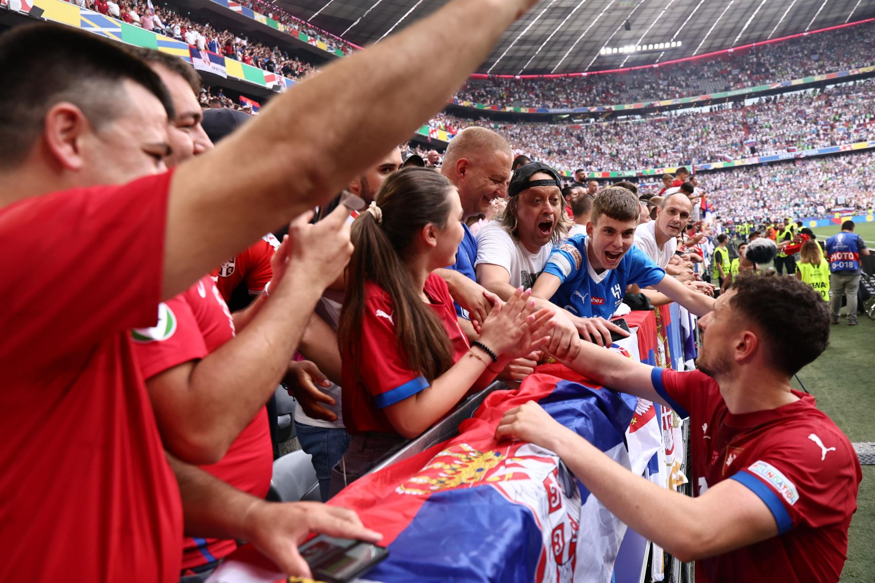 El jugador Milos Veljkovic de Serbia celebra con los hinchas después del empate 1-1 en el partido de fútbol del Grupo C de la UEFA EURO 2024 entre Eslovenia y Serbia, en Munich, Alemania, el 20 de junio de 2024. Foto: EFE