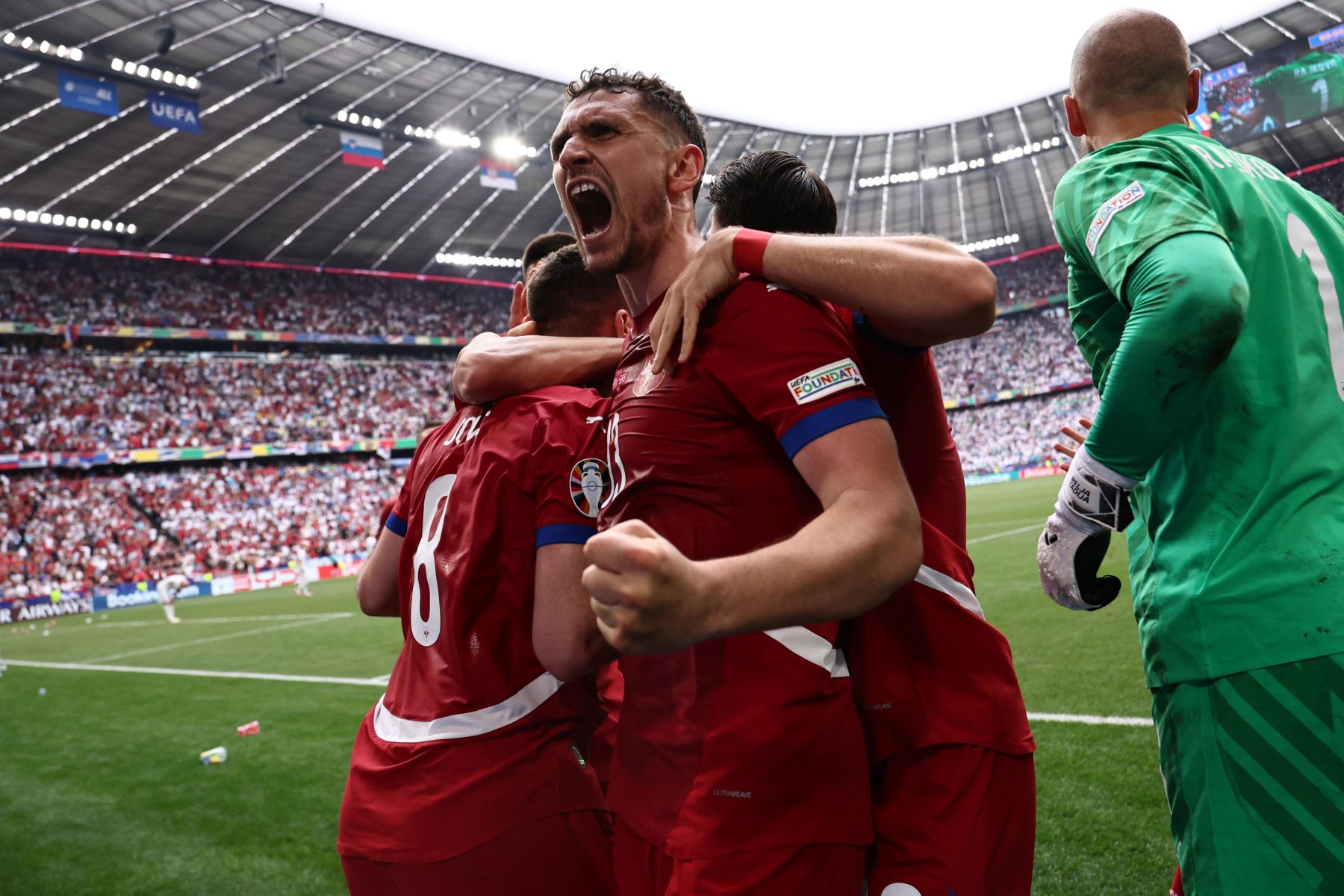 Luka Jovic de Serbia celebra el gol del empate 1-1 con sus compañeros durante el partido de fútbol del Grupo C de la UEFA EURO 2024 entre Eslovenia y Serbia, en Munich, Alemania, el 20 de junio de 2024. Foto: EFE