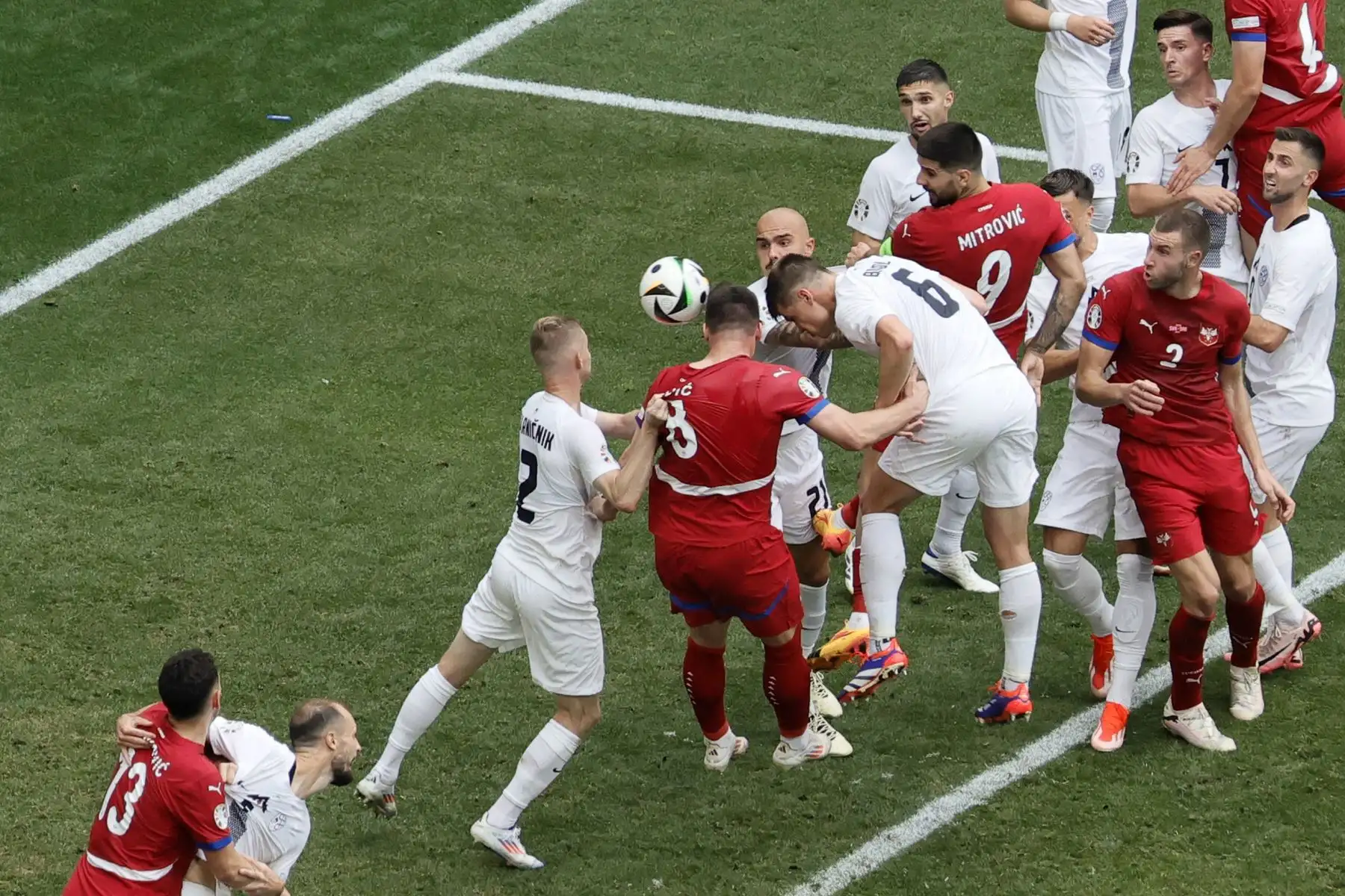 Luka Jovic de Serbia anota el gol del empate 1-1 durante el partido de fútbol del Grupo C de la UEFA EURO 2024 entre Eslovenia y Serbia, en Munich, Alemania, el 20 de junio de 2024. Foto: EFE