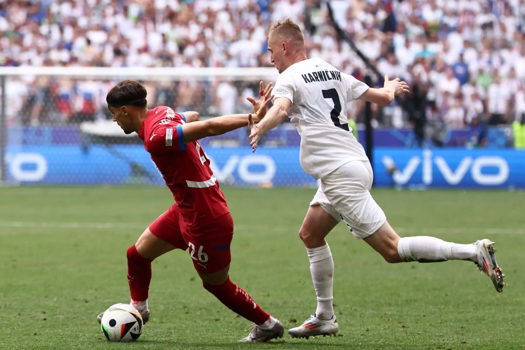 Filip Mladenovic de Serbia se disputa el balón con Zan Karnicnik de Eslovenia durante el partido de fútbol del Grupo C de la UEFA EURO 2024 entre Eslovenia y Serbia, en Munich, Alemania, el 20 de junio de 2024. Foto: EFE