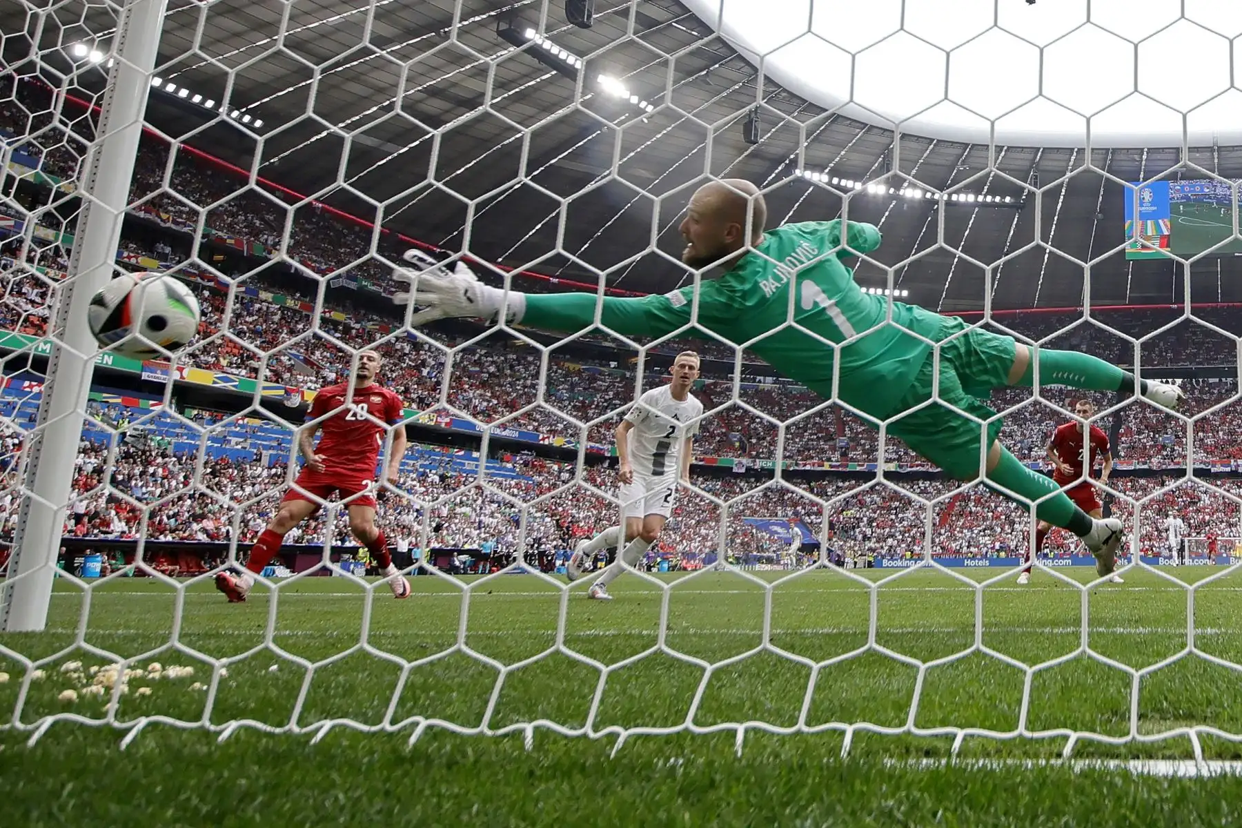 Zan Karnicnik de Eslovenia vence al portero Predrag Rajkovic de Serbia y marca el primer gol del partido de fútbol del Grupo C de la UEFA EURO 2024 entre Eslovenia y Serbia, en Munich, Alemania, el 20 de junio de 2024. Foto: EFE