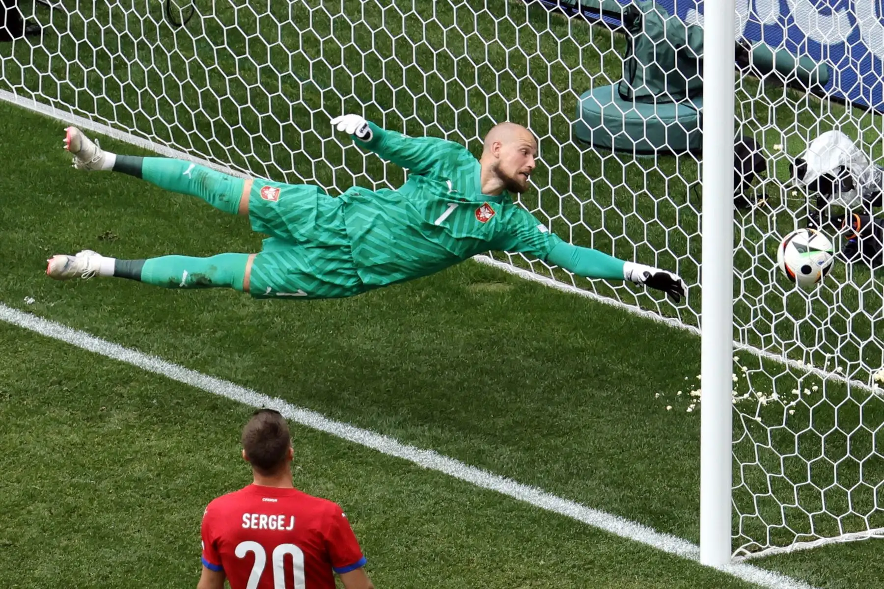 Zan Karnicnik de Eslovenia vence al portero Predrag Rajkovic de Serbia y marca el primer gol del partido de fútbol del Grupo C de la UEFA EURO 2024 entre Eslovenia y Serbia, en Munich, Alemania, el 20 de junio de 2024. Foto: EFE
