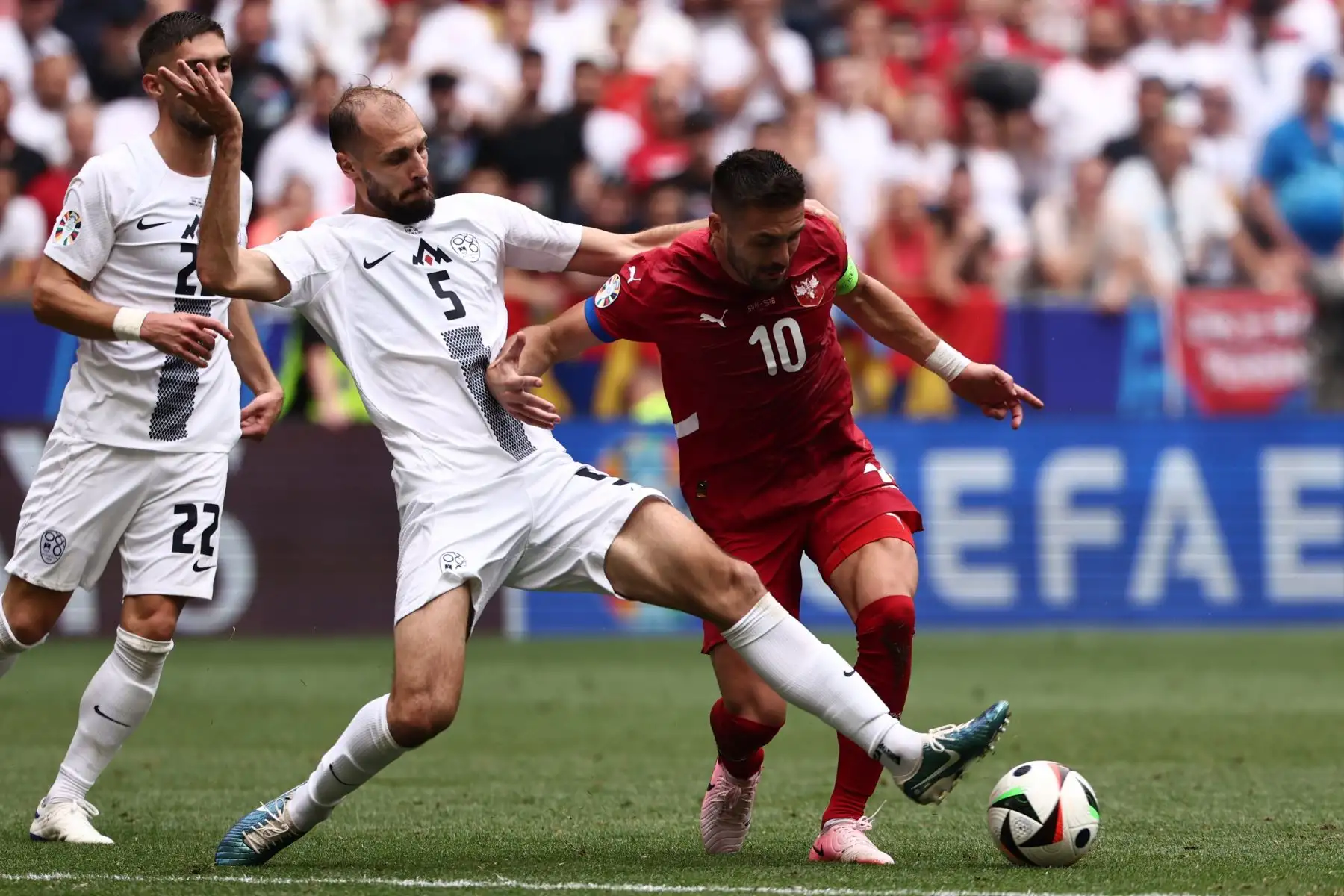 Dusan Tadic de Serbia se disputa el balón con Jon Gorenc Stankovic de Eslovenia durante el partido de fútbol del Grupo C de la UEFA EURO 2024 entre Eslovenia y Serbia, en Munich, Alemania, el 20 de junio de 2024. Foto: EFE