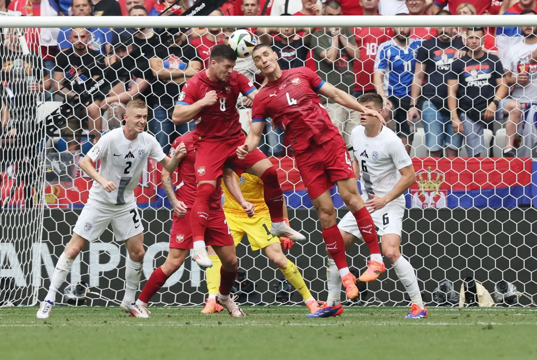 Luka Jovic y Nikola Milenkovic de Serbia en plena jugada durante el partido de fútbol del Grupo C de la UEFA EURO 2024 entre Eslovenia y Serbia, en Munich, Alemania, el 20 de junio de 2024. Foto: EFE