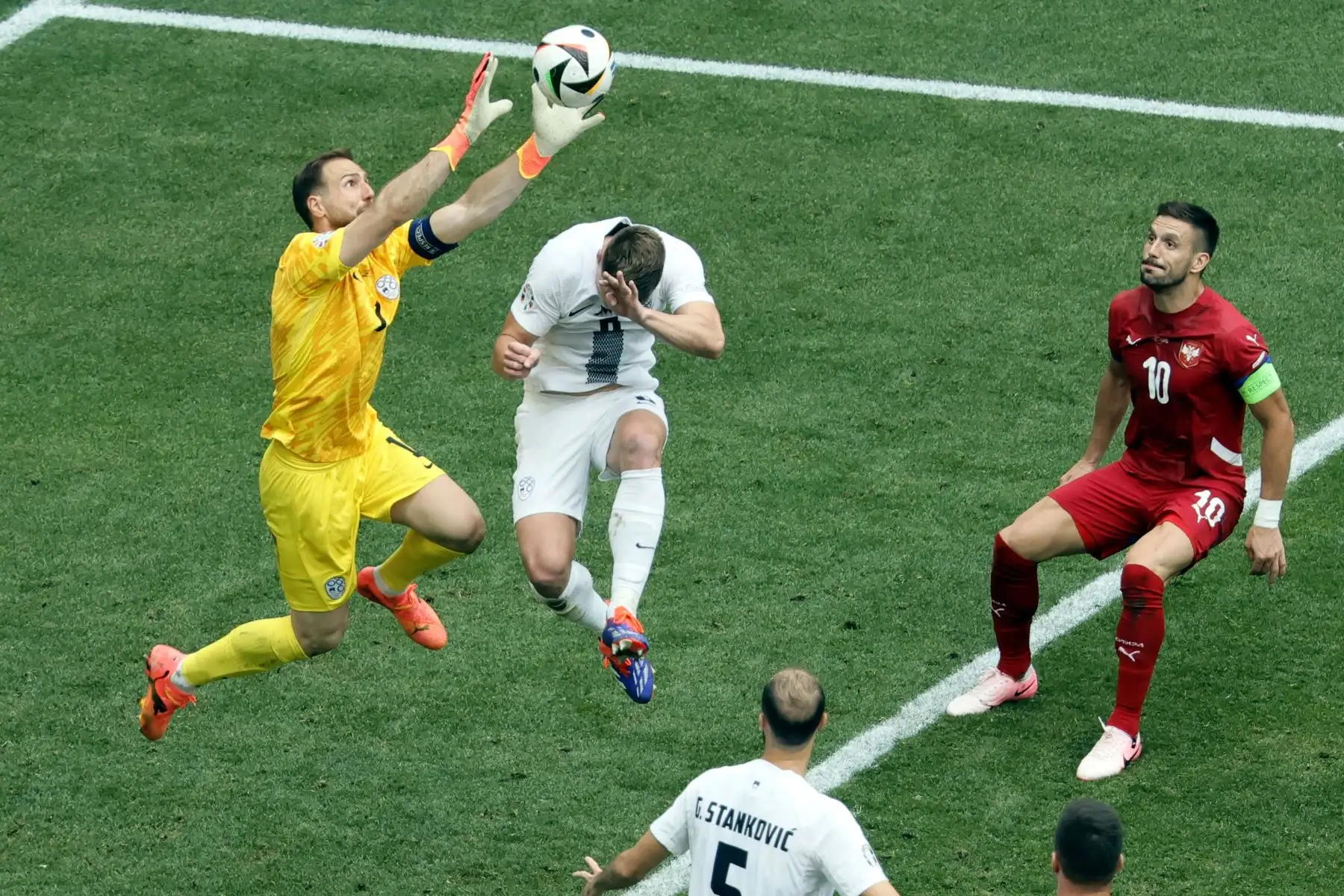 El portero Jan Oblak de Eslovenia salva su portería de un posible gol durante el partido de fútbol del Grupo C de la UEFA EURO 2024 entre Eslovenia y Serbia, en Munich, Alemania, el 20 de junio de 2024. Foto: EFE