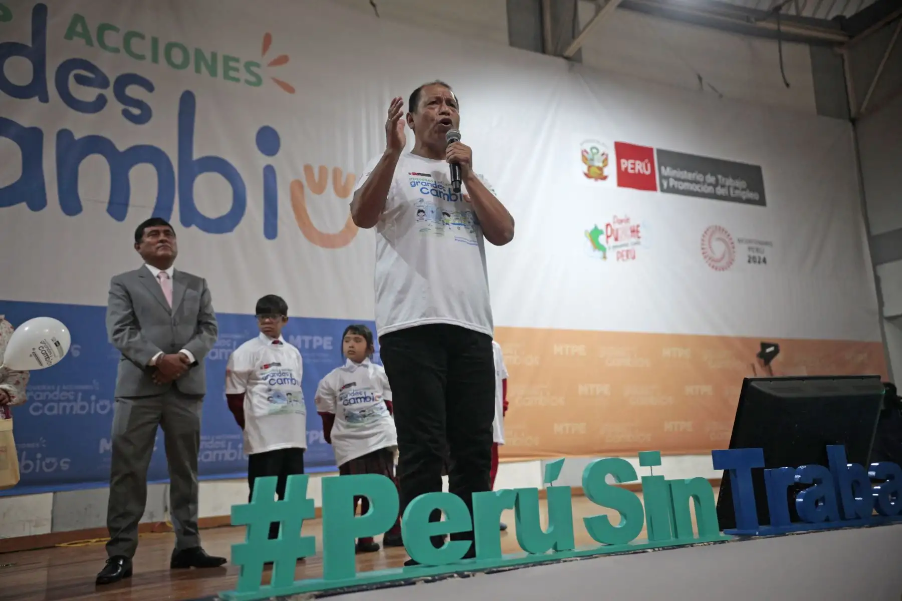 El ministro de Trabajo y Promoción Social, Daniel Ysau Maurate, participa en el festival Perú sin Trabajo Infantil, que se realizó en la Institución Educativa Emblemática Ricardo Bentín del Rímac. Foto: ANDINA/ Lino Chipana
