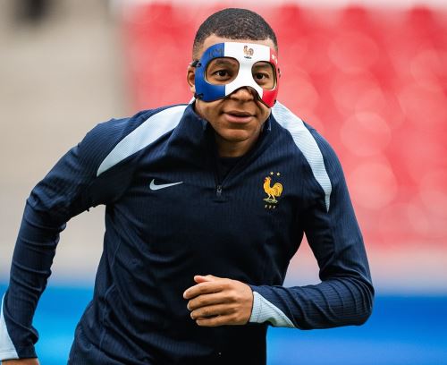 Kylian Mbappé usa máscara en los entrenamientos