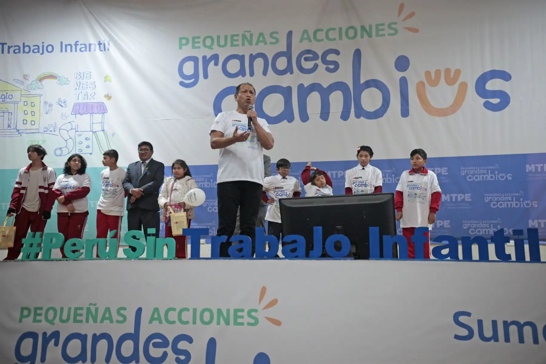 Durante el festival Perú sin Trabajo Infantil, realizado en la Institución Educativa Emblemática Ricardo Bentín del Rímac, entidades públicas y privadas expusieron los diversos servicios que ofrecen para la lucha contra el trabajo infantil a través de 12 stands. Foto: ANDINA/ Lino Chipana