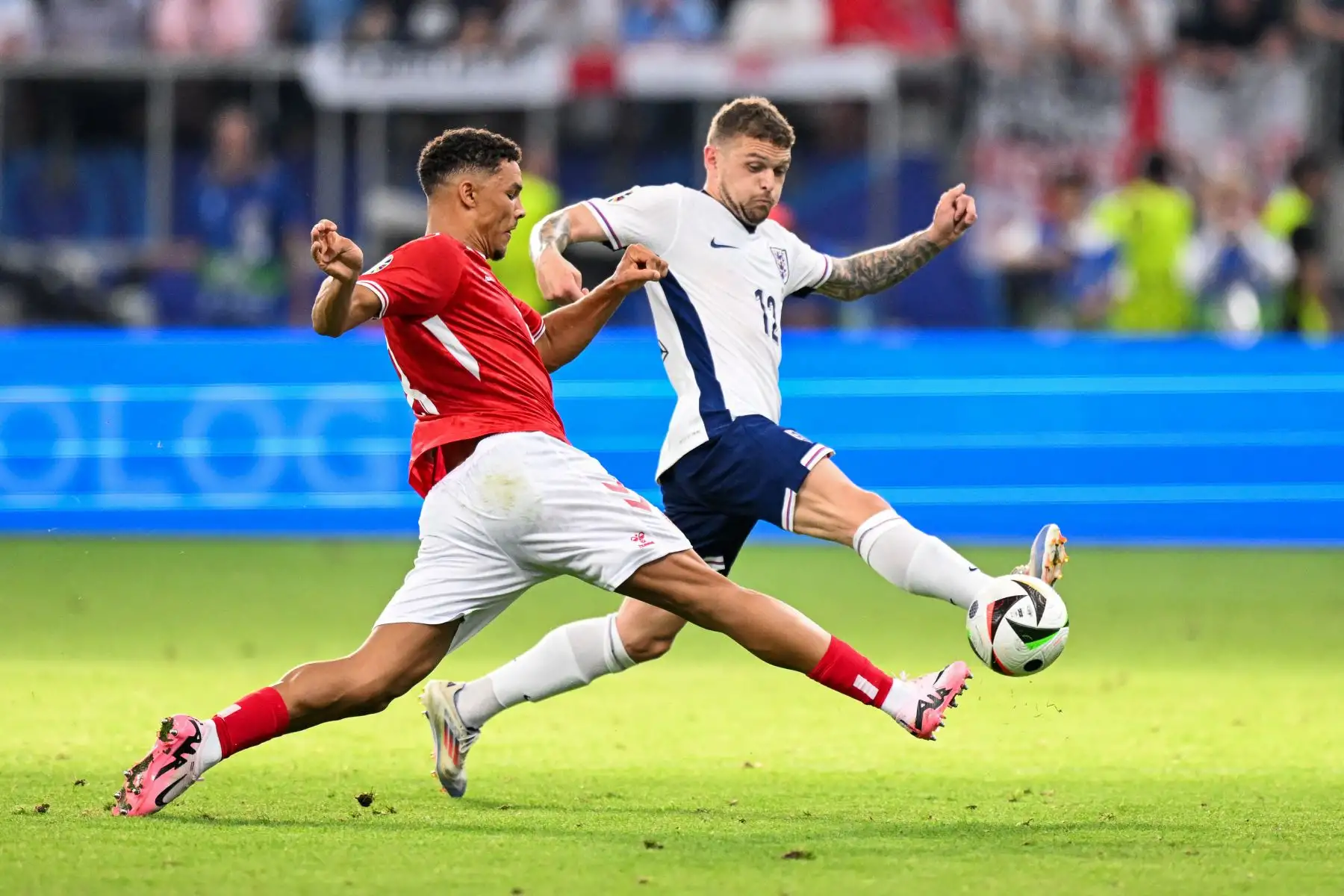 El defensor danés Alexander Bah y el defensor inglés Kieran Trippier disputan por el balón durante el partido de fútbol del Grupo C de la UEFA Euro 2024 entre Dinamarca e Inglaterra en el Frankfurt Arena de Frankfurt, Alemania, el 20 de junio de 2024. Foto: AFP