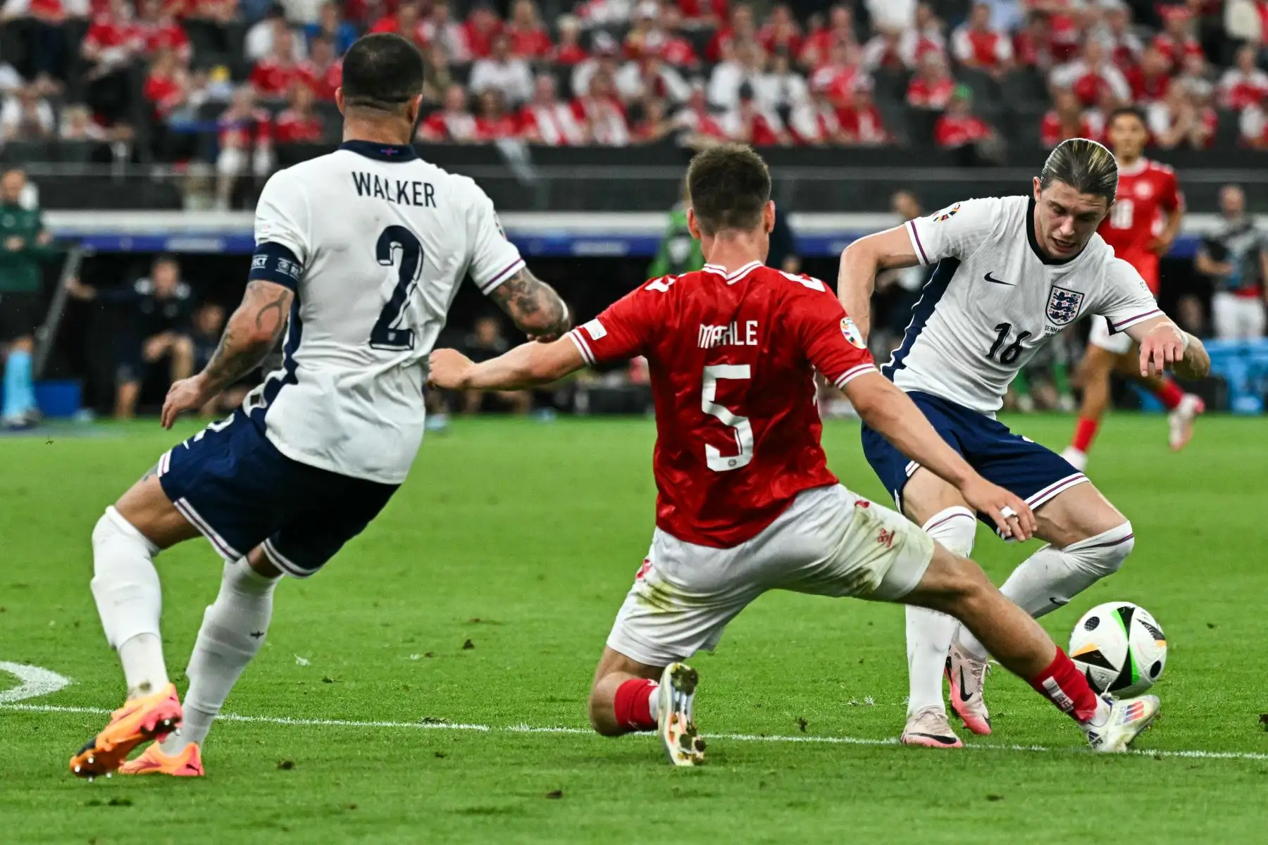 El mediocampista de Inglaterra Conor Gallagher, el defensor de Dinamarca Joakim Maehle y el defensor de Inglaterra Kyle Walker luchan por el balón durante el partido de fútbol del Grupo C de la UEFA Euro 2024 entre Dinamarca e Inglaterra en el Frankfurt Arena de Frankfurt, Alemania, el 20 de junio de 2024. Foto: AFP
