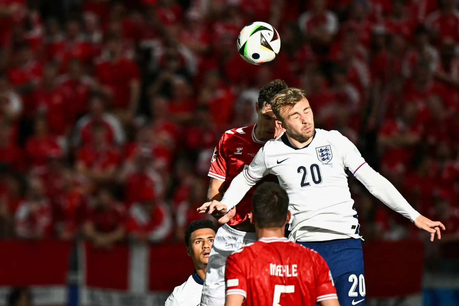 El defensor danés Andreas Christensen y el delantero inglés Jarrod Bowen disputan el balón durante el partido de fútbol del Grupo C de la UEFA Euro 2024 entre Dinamarca e Inglaterra en el Frankfurt Arena de Frankfurt, Alemania, el 20 de junio de 2024. Foto: AFP