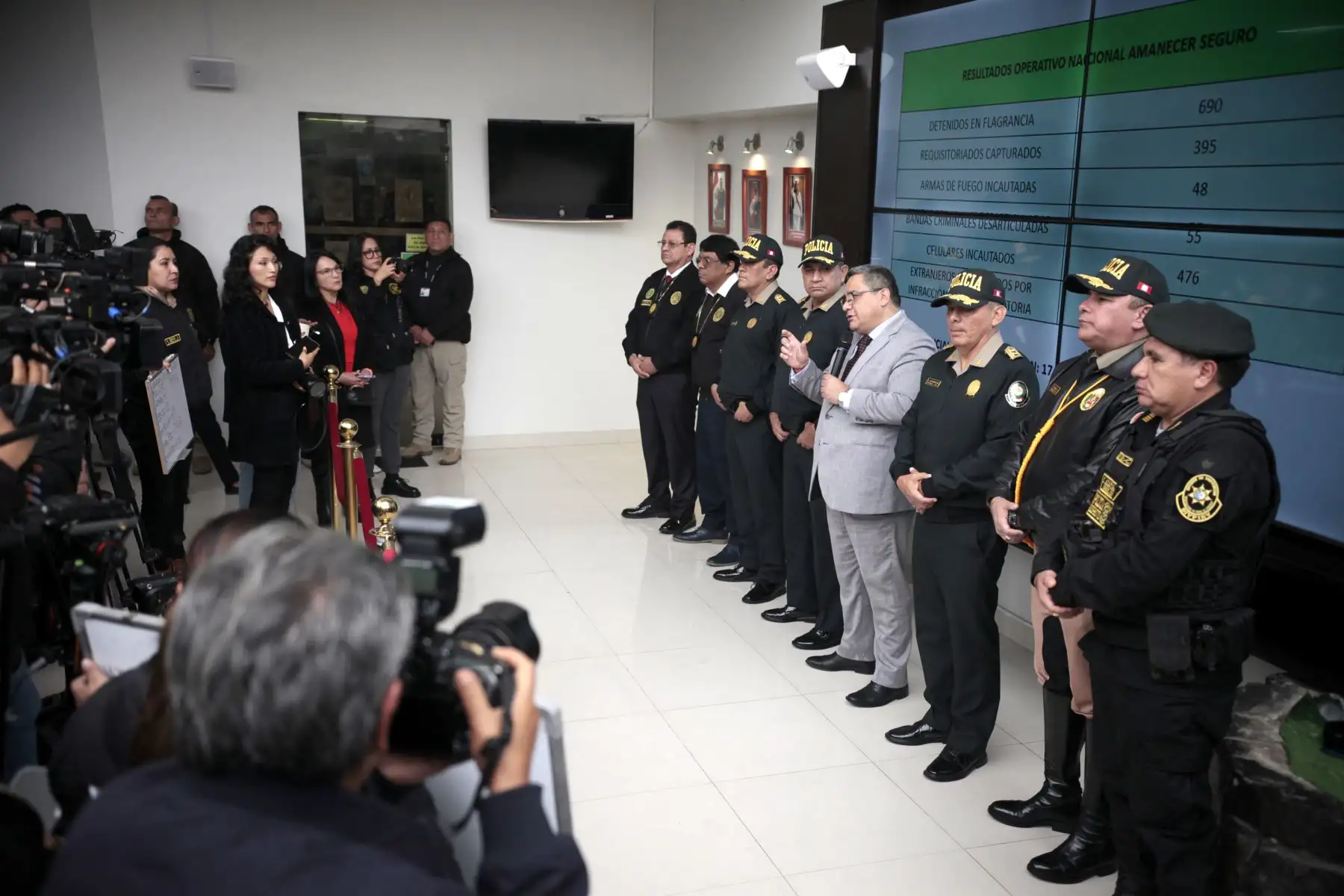 El ministro del Interior, Juan José Santiváñez, junto a representantes de la Policía Nacional, presenta los resultados del operativo policial Amanecer Seguro que se desplegó en todas las regiones del país.
Foto: ANDINA/ Lino Chipana