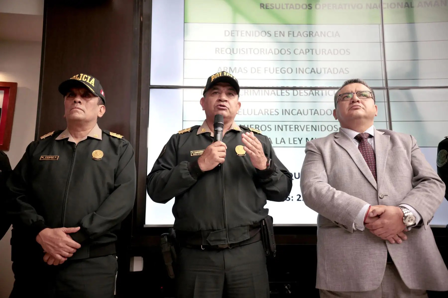 El ministro del Interior, Juan José Santiváñez, junto a representantes de la Policía Nacional, presenta los resultados del operativo policial Amanecer Seguro que se desplegó en todas las regiones del país.
Foto: ANDINA/ Lino Chipana