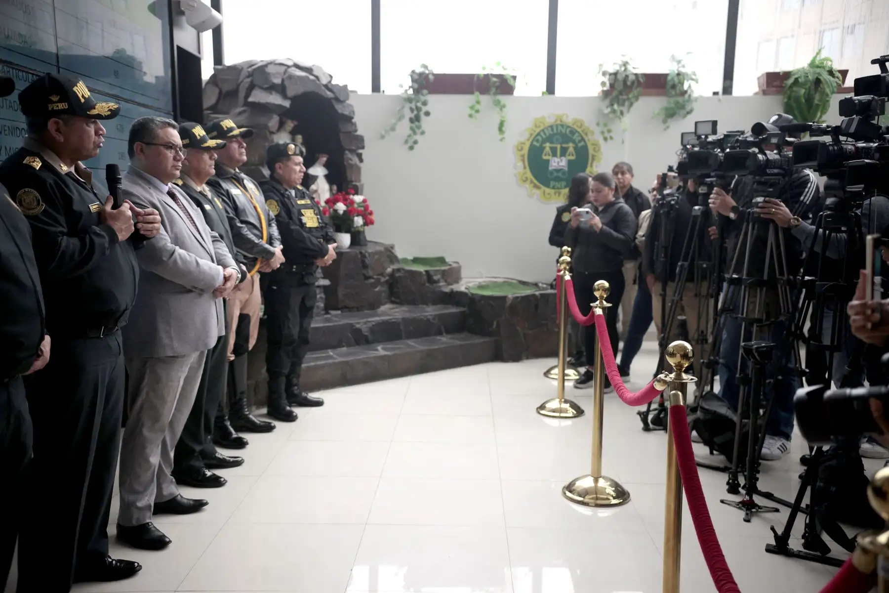 El ministro del Interior, Juan José Santiváñez, junto a representantes de la Policía Nacional, presenta los resultados del operativo policial Amanecer Seguro que se desplegó en todas las regiones del país.
Foto: ANDINA/ Lino Chipana