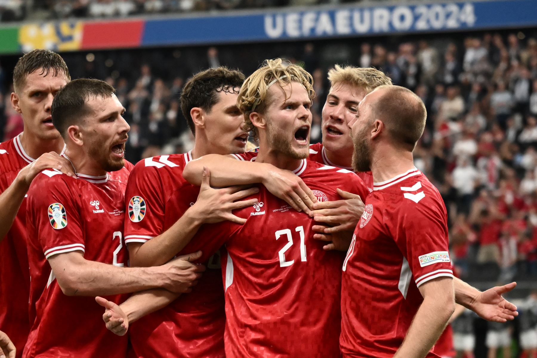 El mediocampista danés Morten Hjulmand celebra el primer gol de su equipo durante el partido de fútbol del Grupo C de la UEFA Euro 2024 entre Dinamarca e Inglaterra en el Frankfurt Arena de Frankfurt, Alemania, el 20 de junio de 2024. Foto: AFP