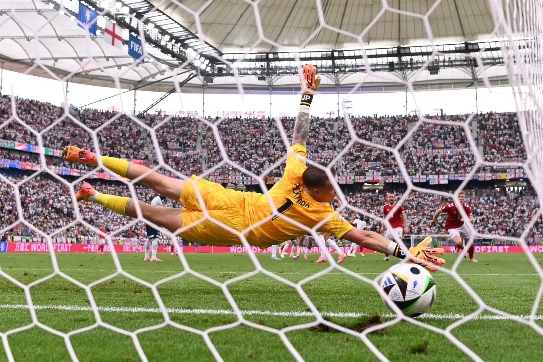 El mediocampista danés Morten Hjulmand anota el primer gol para su selección durante el partido de fútbol del Grupo C de la UEFA Euro 2024 entre Dinamarca e Inglaterra en el Frankfurt Arena de Frankfurt, Alemania, el 20 de junio de 2024. Foto: AFP