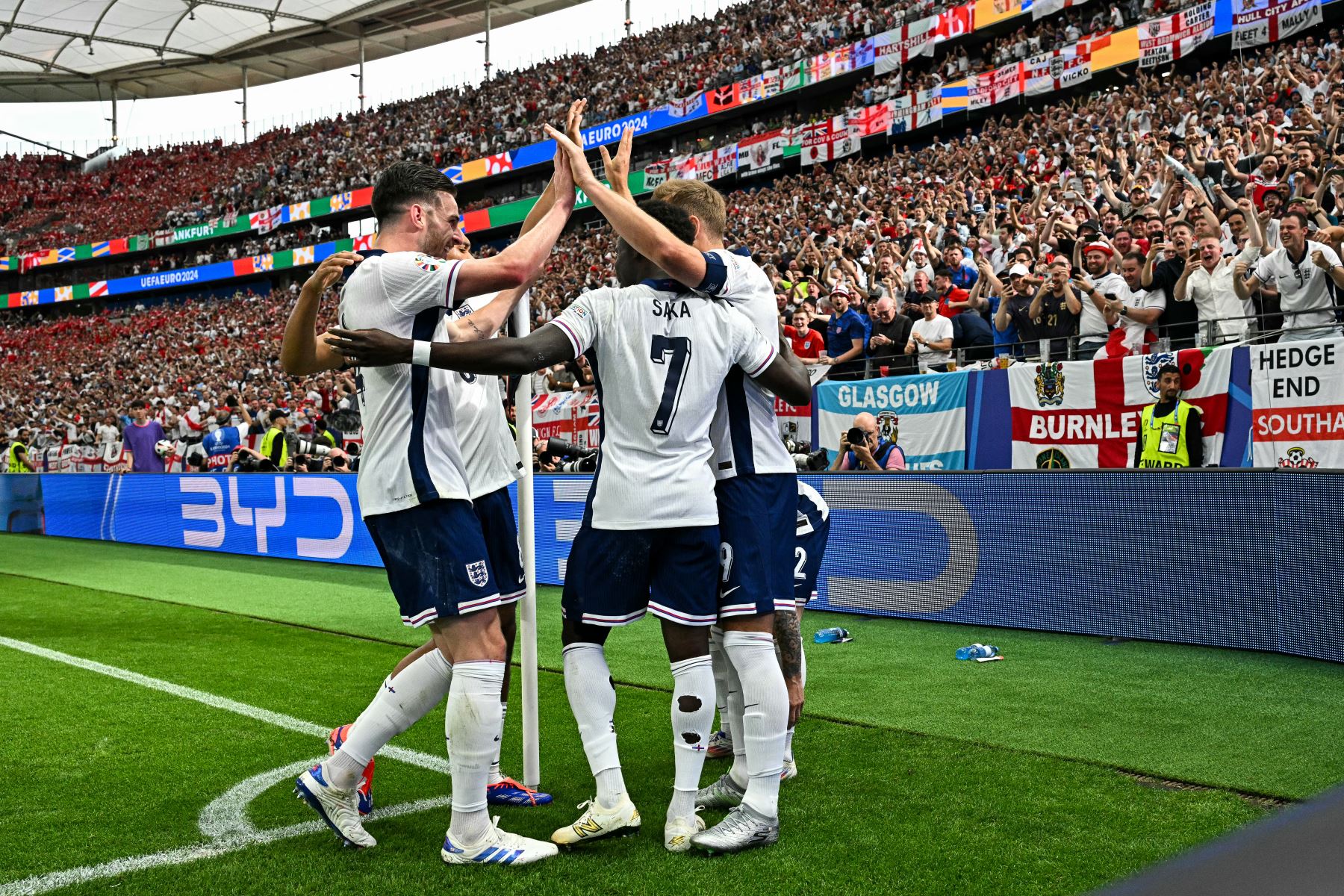 El delantero de Inglaterra Harry Kane celebra marcar el primer gol de su equipo durante el partido de fútbol del Grupo C de la UEFA Euro 2024 entre Dinamarca e Inglaterra en el Frankfurt Arena en Frankfurt, Alemania, el 20 de junio de 2024.
Foto: AFP