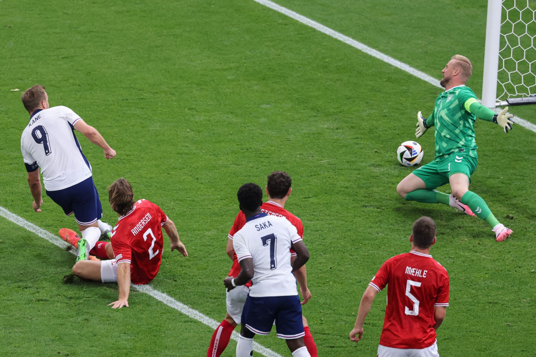 El delantero de Inglaterra Harry Kane anota el primer gol de su equipo contra el portero de Dinamarca Kasper Schmeichel, durante el partido de fútbol del Grupo C de la UEFA Euro 2024 entre Dinamarca e Inglaterra en el Frankfurt Arena de Frankfurt, Alemania, el 20 de junio de 2024. Foto: AFP