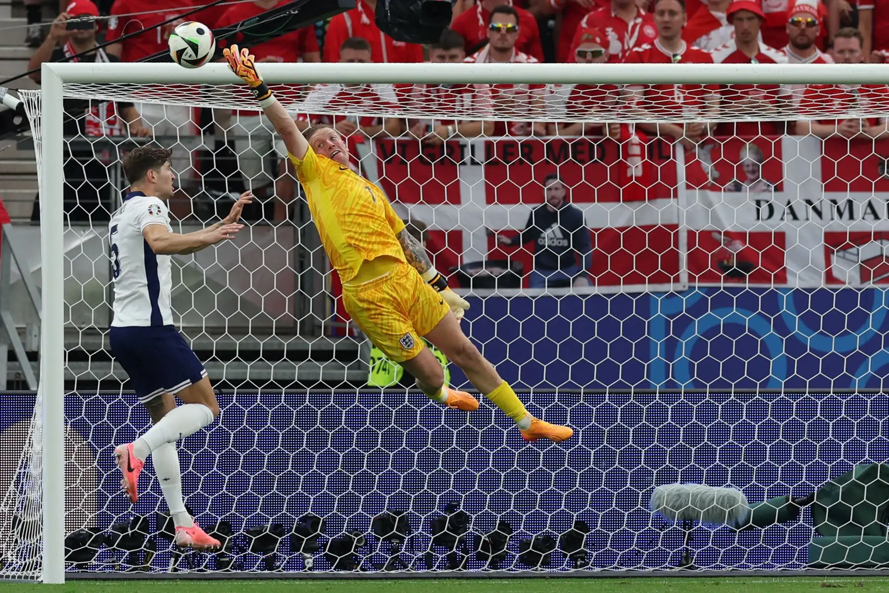 El portero de Inglaterra Jordan Pickford despista un balón de gol durante el partido de fútbol del Grupo C de la UEFA Euro 2024 entre Dinamarca e Inglaterra en el Frankfurt Arena de Frankfurt, Alemania, el 20 de junio de 2024. Foto: AFP