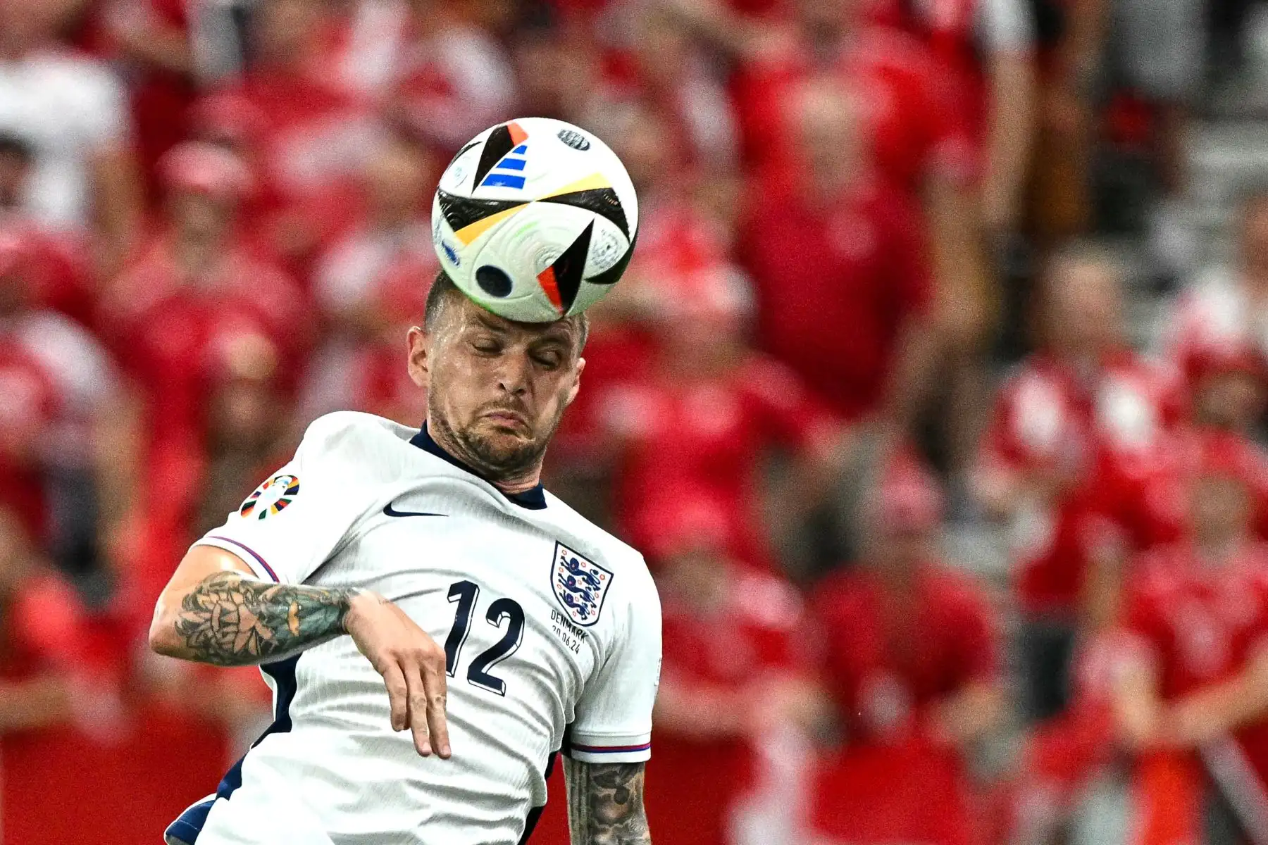 El defensor de Inglaterra, Kieran Trippier, cabecea el balón durante el partido de fútbol del Grupo C de la UEFA Euro 2024 entre Dinamarca e Inglaterra en el Frankfurt Arena de Frankfurt, Alemania, el 20 de junio de 2024. Foto: AFP