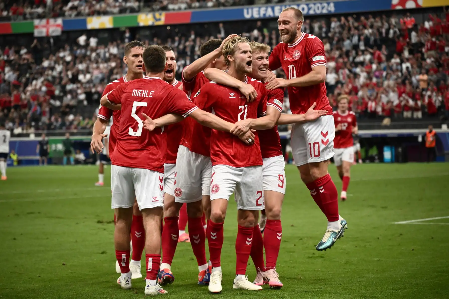 El mediocampista danés Morten Hjulmand celebra el primer gol de su equipo durante el partido de fútbol del Grupo C de la UEFA Euro 2024 entre Dinamarca e Inglaterra en el Frankfurt Arena de Frankfurt, Alemania, el 20 de junio de 2024. Foto: AFP