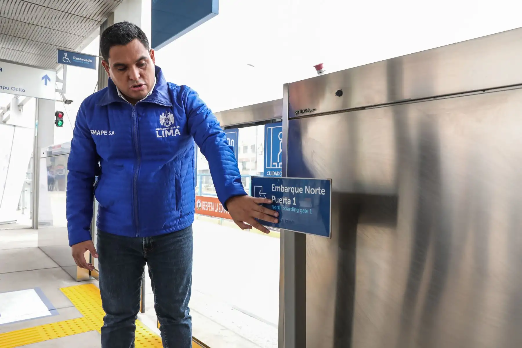 Carlos Peña Orellana, gerente general de EMAPE, Empresa Municipal de Apoyo a Proyectos Estratégicos, presenta el terminal Chimpu Ocllo y las 13 nuevas estaciones de la ampliación norte del Metropolitano, la cual cuenta con señalización especial inclusiva para personas con discapacidad.
Foto: ANDINA/Connie Calderón