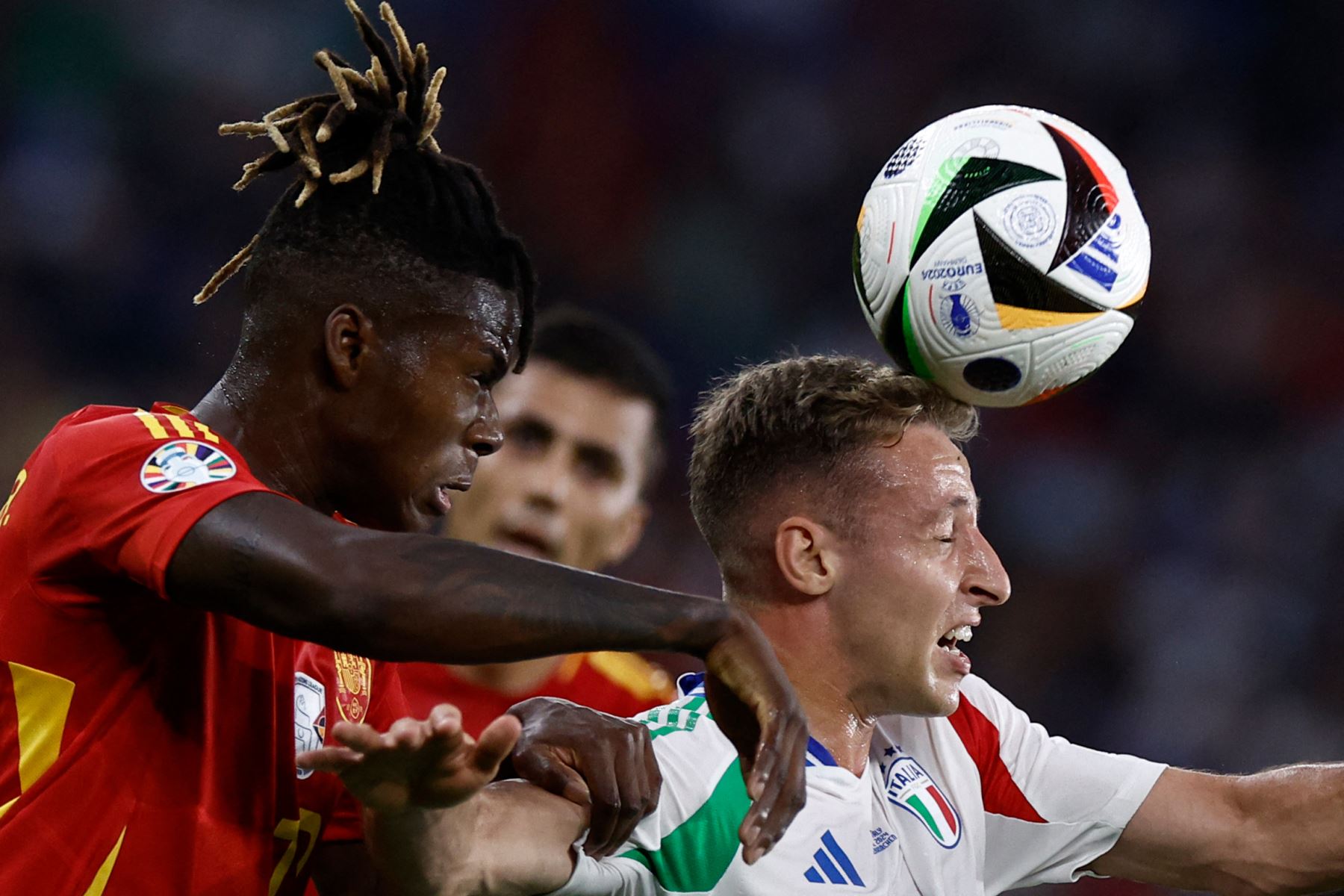 El centrocampista español Nico Williams  lucha por el balón con el centrocampista italiano Davide Frattesi durante el partido de fútbol del Grupo B de la UEFA Euro 2024 entre España e Italia en el Arena AufSchalke en Gelsenkirchenh. Foto: AFP