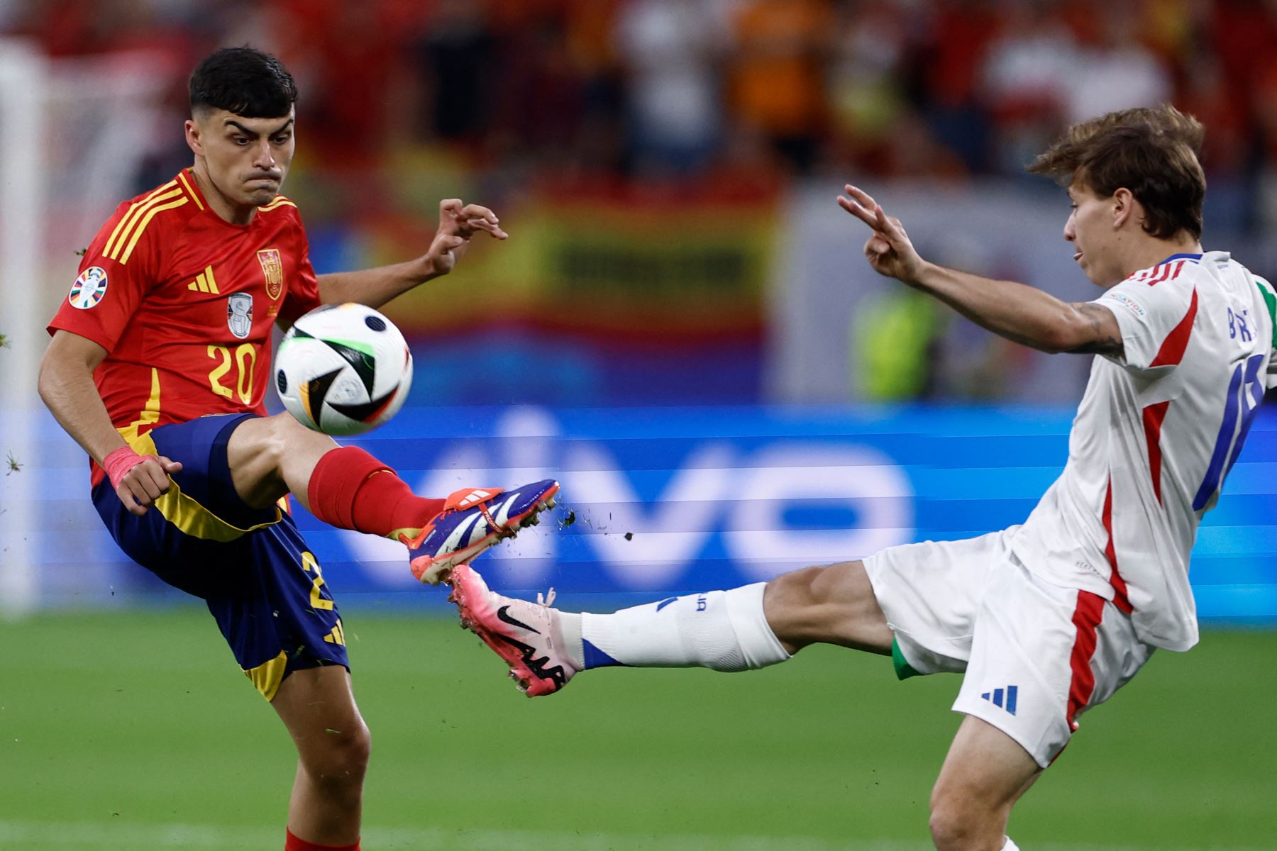 El centrocampista español  Pedri  lucha por el balón con el centrocampista italiano Nicolo Barella durante el partido de fútbol del Grupo B de la UEFA Euro 2024 entre España e Italia. AFP