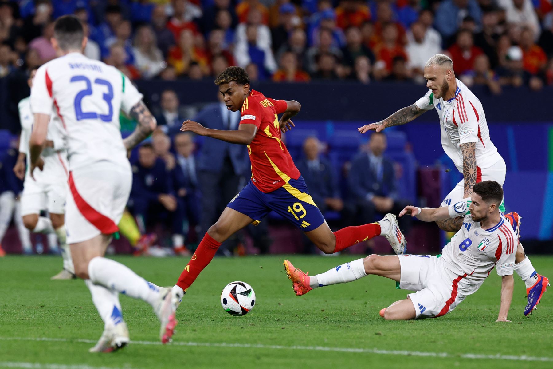 El delantero español  Lamine Yamal  lucha por el balón con el centrocampista italiano Jorginho  durante el partido de fútbol del Grupo B de la UEFA Euro 2024 entre España e Italia. AFP