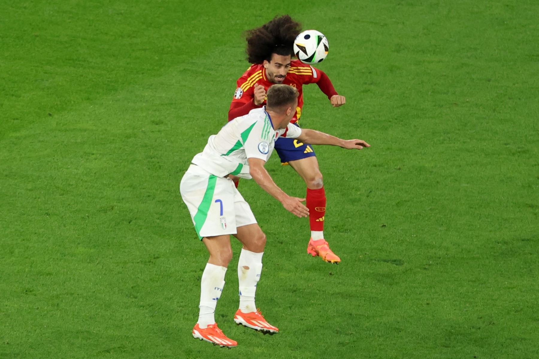 Marc Cucurella de España  en acción contra Davide Frattesi de Italia durante el partido de fútbol del grupo B de la UEFA EURO 2024 entre España e Italia. EFE