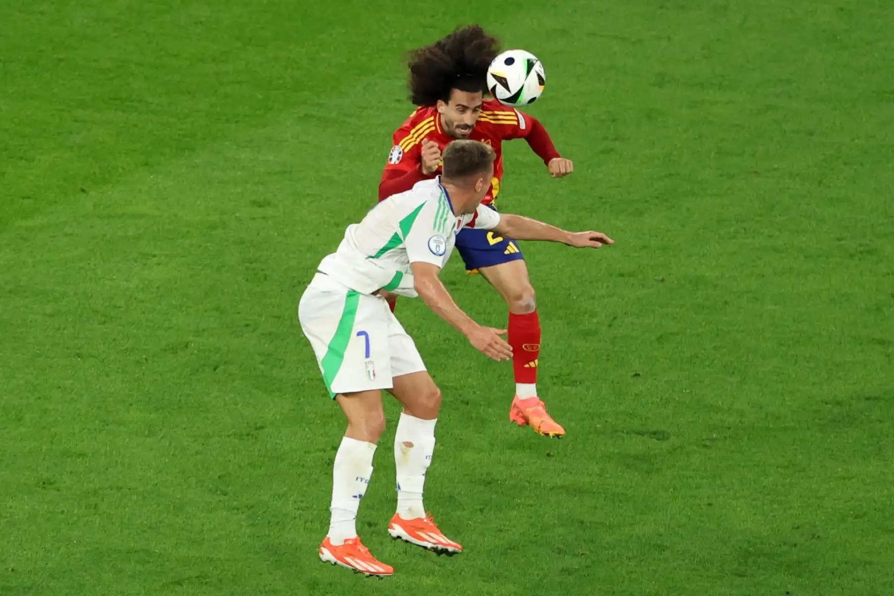 Marc Cucurella de España  en acción contra Davide Frattesi de Italia durante el partido de fútbol del grupo B de la UEFA EURO 2024 entre España e Italia. EFE