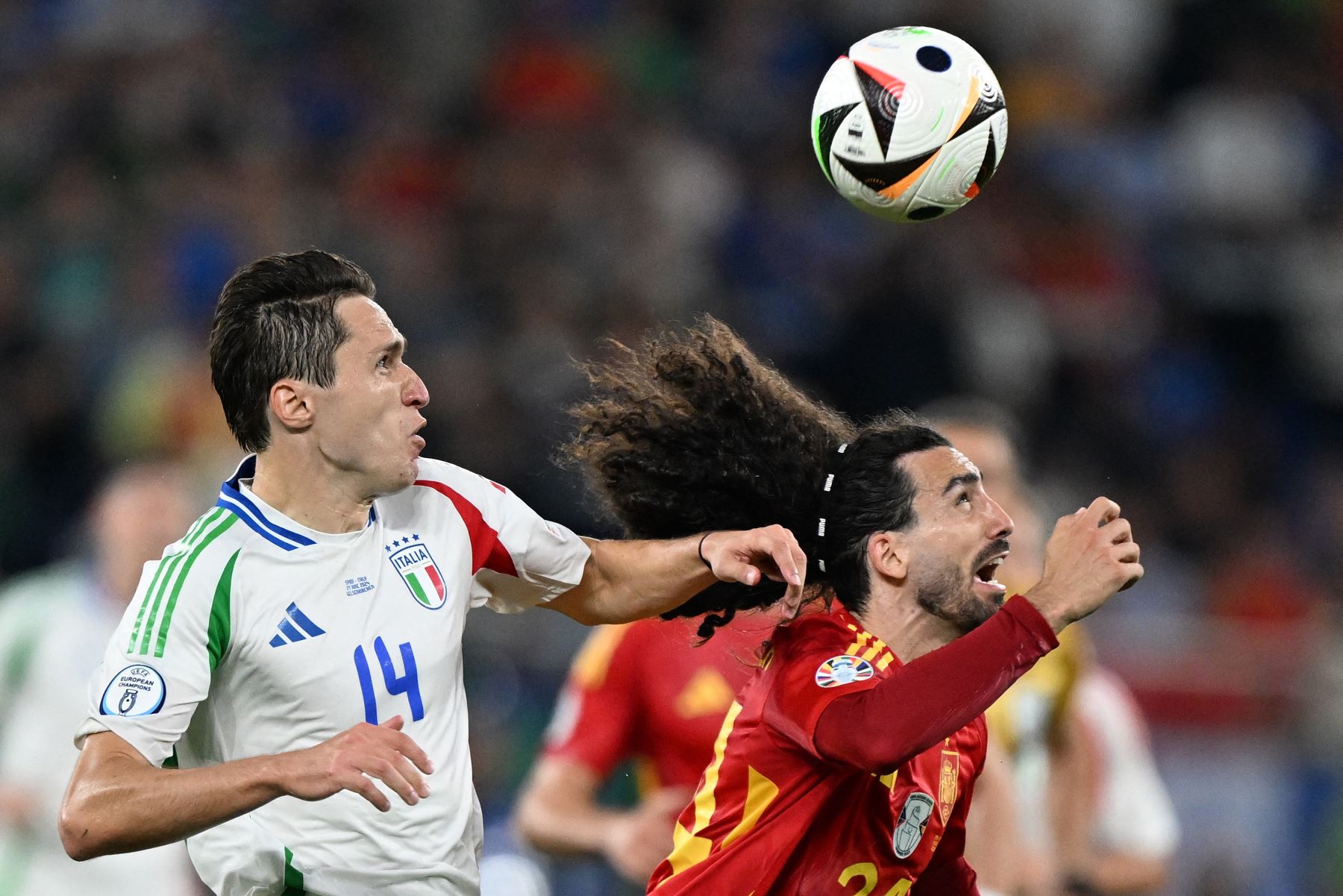 El delantero italiano  Federico Chiesa lucha por el balón con el defensor español Marc Cucurella durante el partido de fútbol del Grupo B de la UEFA Euro 2024 entre España e Italia. AFP