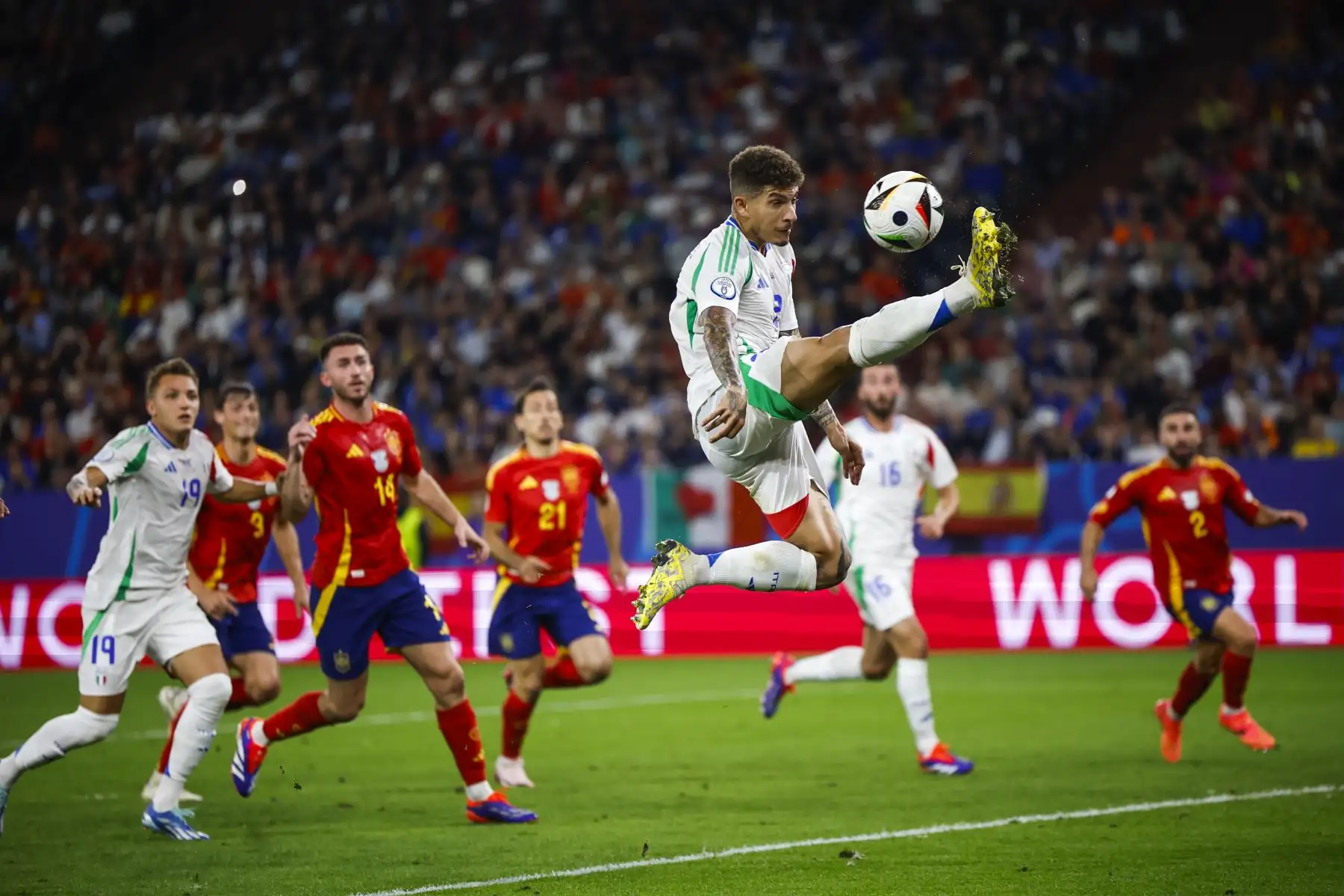 El delantero de la selección italiana, Gianluca Scamacca (d), intenta controlar el balón durante el encuentro de la fase de grupos de la Eurocopa 2024 que España e Italia disputan hoy jueves en el Arena AufSchalke, Gelsenkirchen (Alemania). Foto: EFE